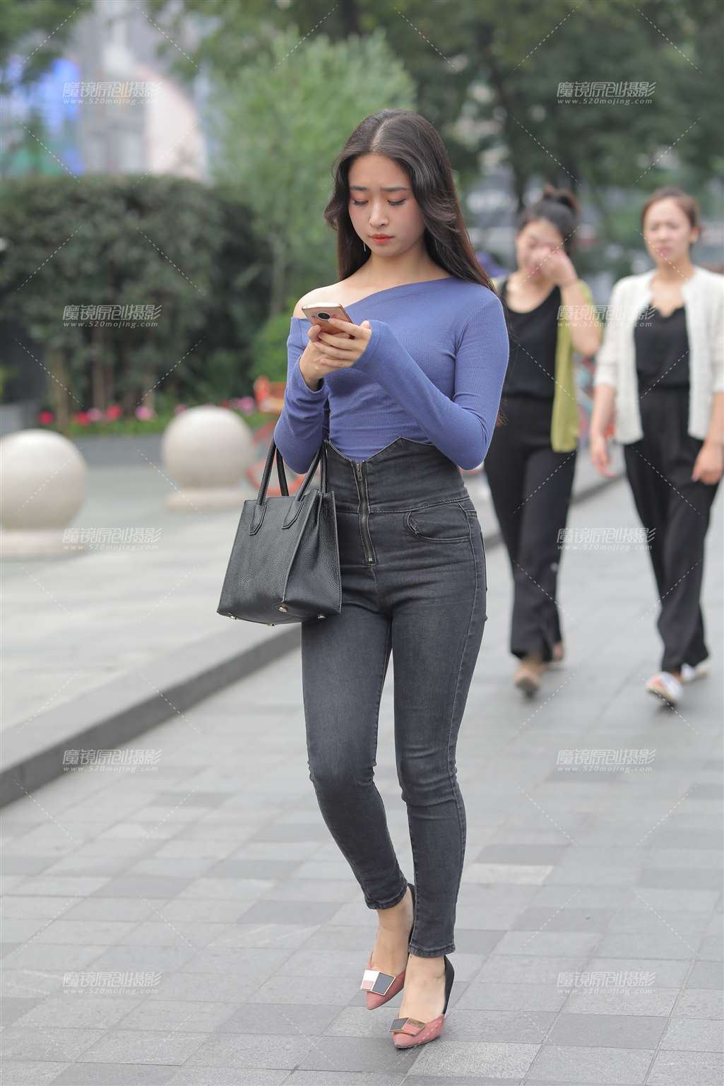 图片[1]-【凯恩赛贴】紧牛美臀小妹-街拍流行馆