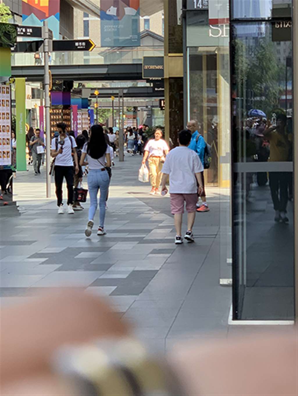 图片[3]-【视觉冲击赛贴】浅蓝色紧牛翘臀小姐姐-街拍流行馆