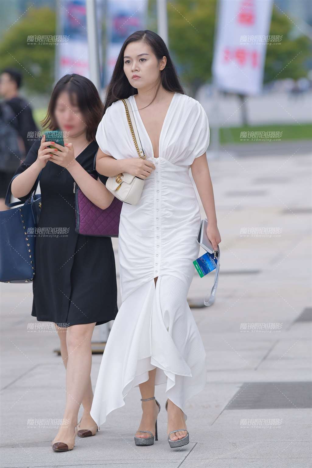 图片[1]-【视觉冲击赛贴】性感深V**-街拍流行馆