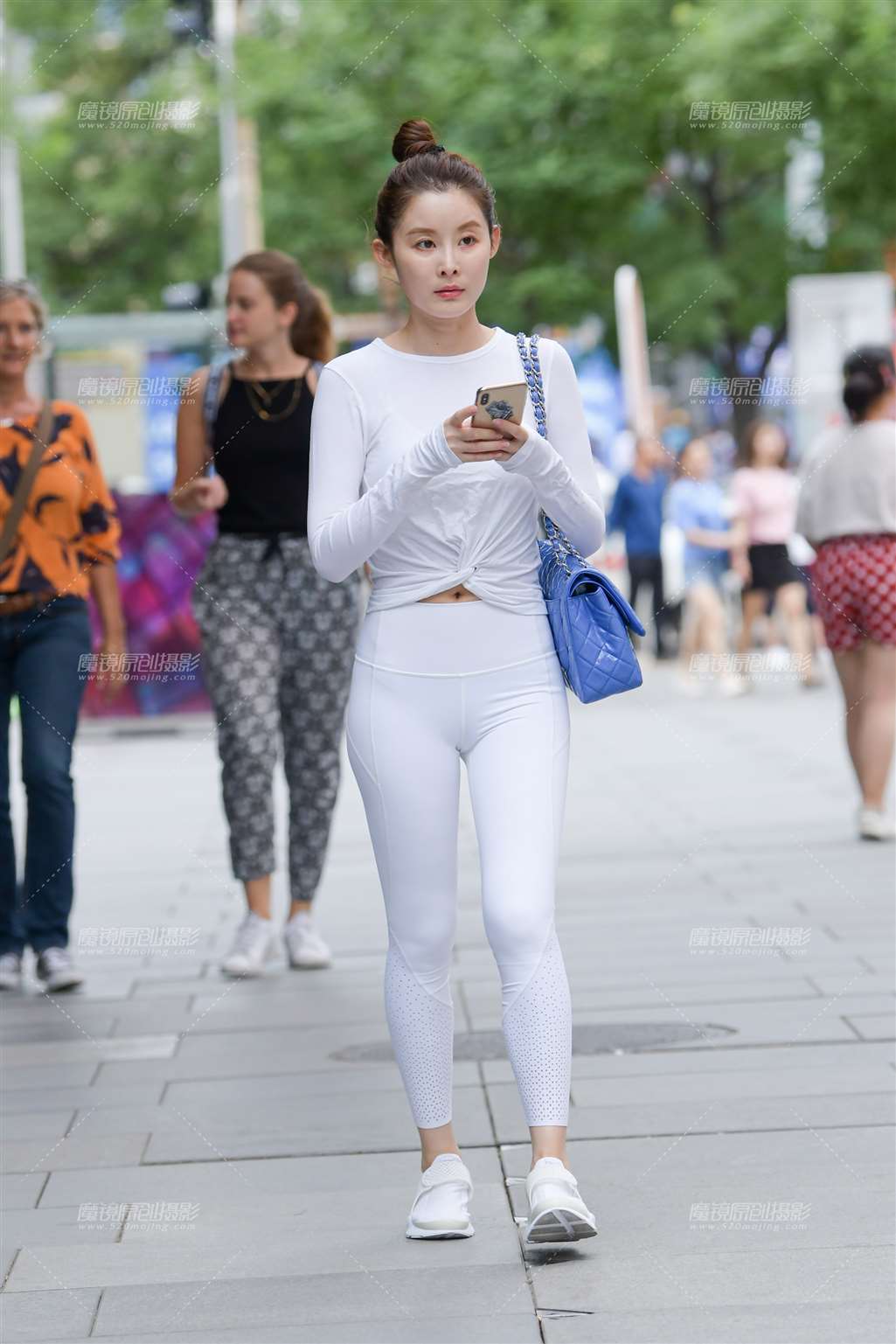 图片[1]-【赛德克赛帖】精致的白色瑜珈裤美女-街拍流行馆