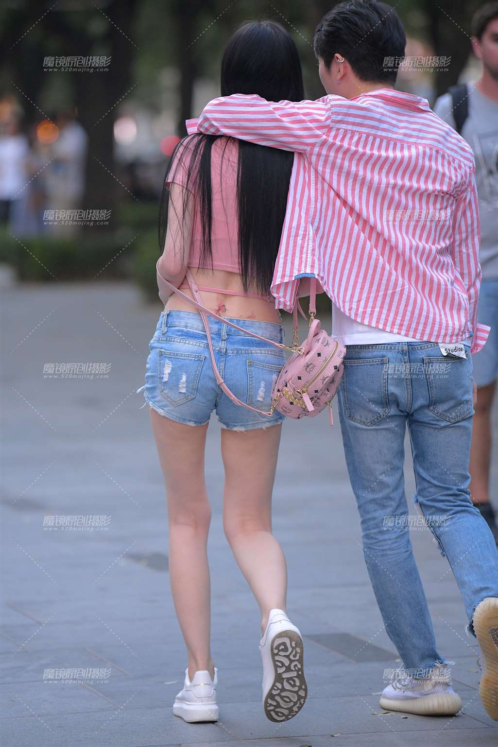 图片[2]-【街拍之魂赛帖】等人的美女热裤-街拍流行馆