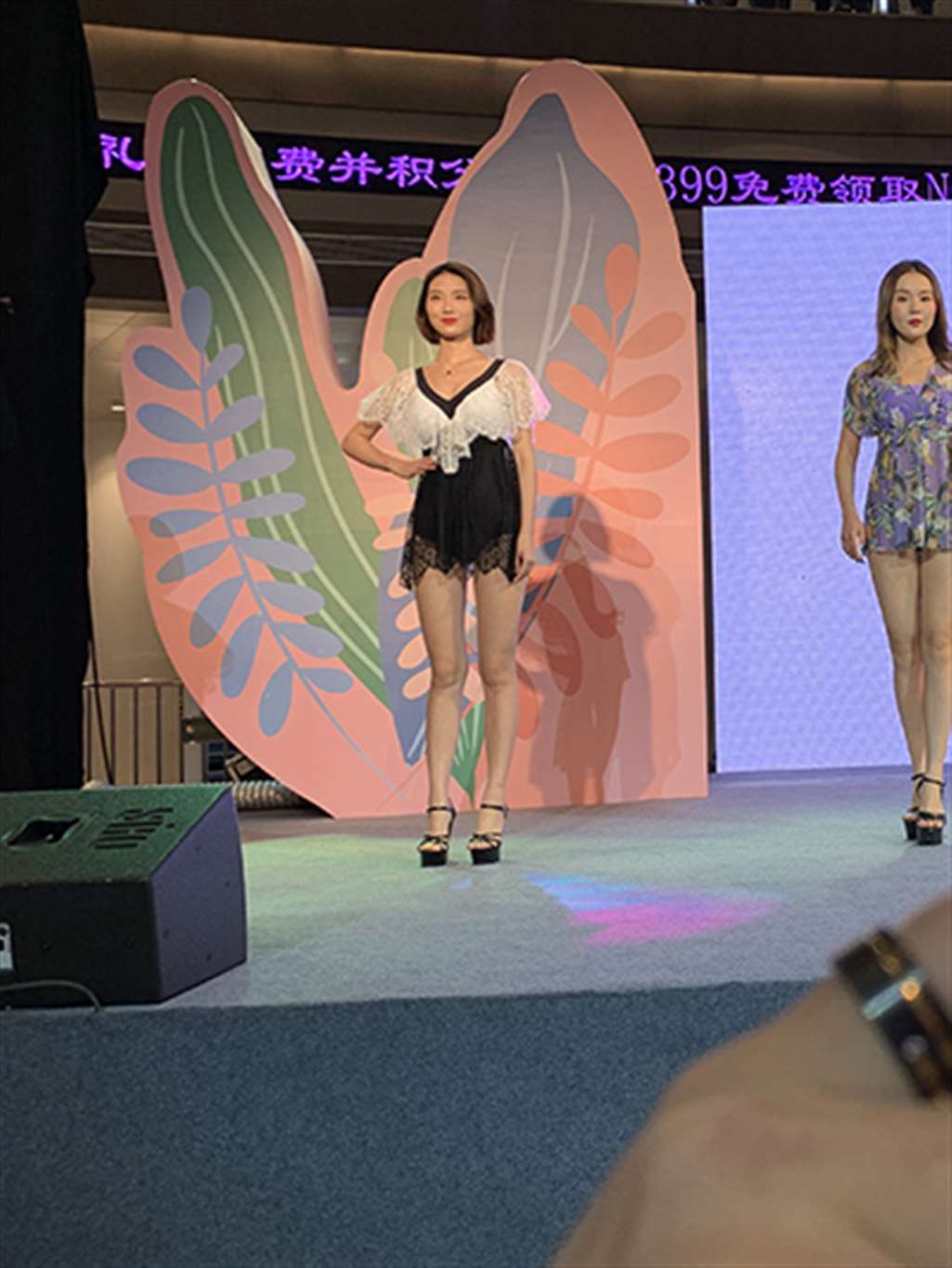 图片[3]-【视觉冲击赛贴】商场内衣SHOW，一模二套-街拍流行馆