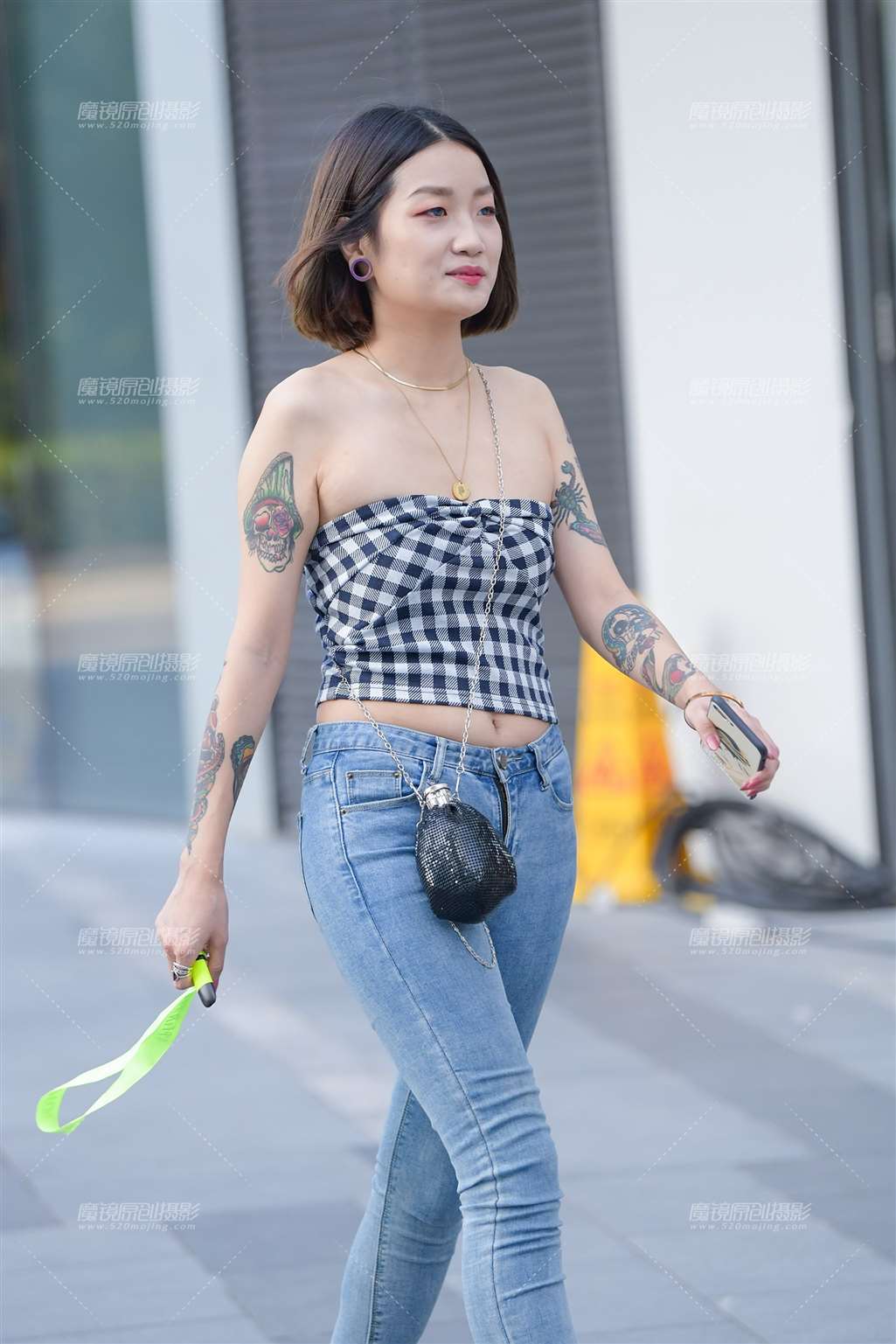 图片[1]-【赛德克赛帖】时尚裹胸紧牛花臂美女-街拍流行馆