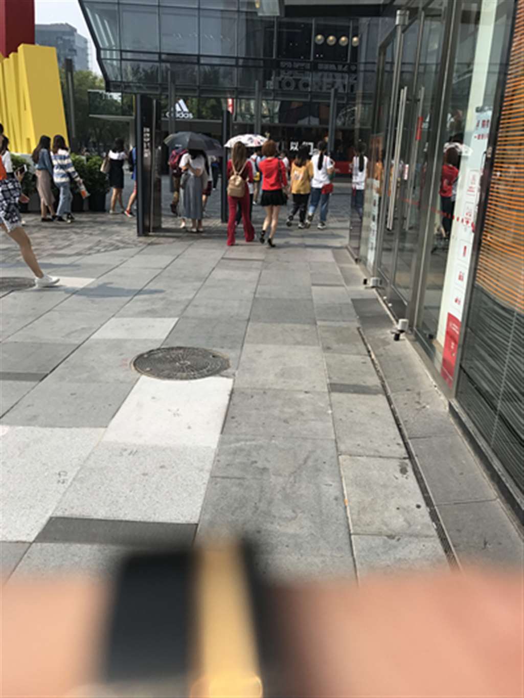 图片[3]-【玻璃赛帖】搭讪红红火火的小妹-街拍流行馆