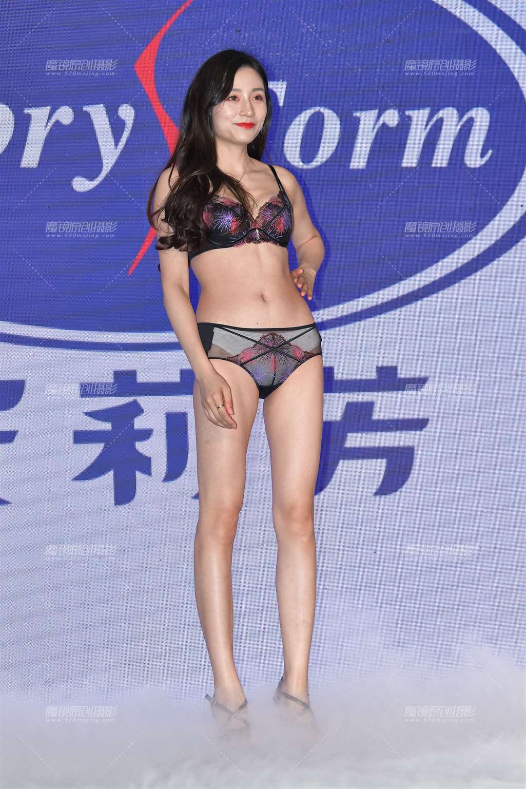 图片[1]-【视觉冲击赛贴】大长腿，内衣模特-街拍流行馆