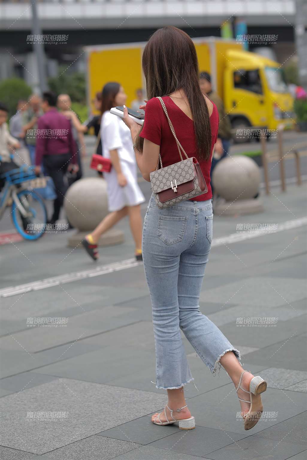 图片[2]-【凯恩赛贴】紧牛小妹-街拍流行馆