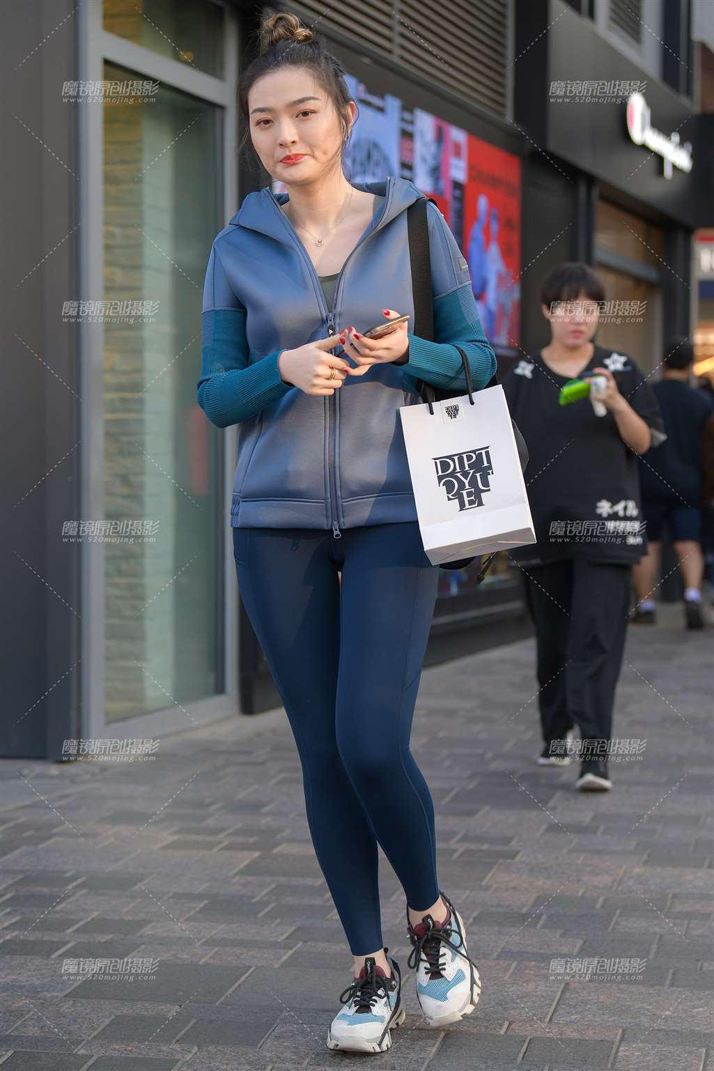 图片[1]-【街拍之魂赛帖】高颜值的紧身妹-街拍流行馆