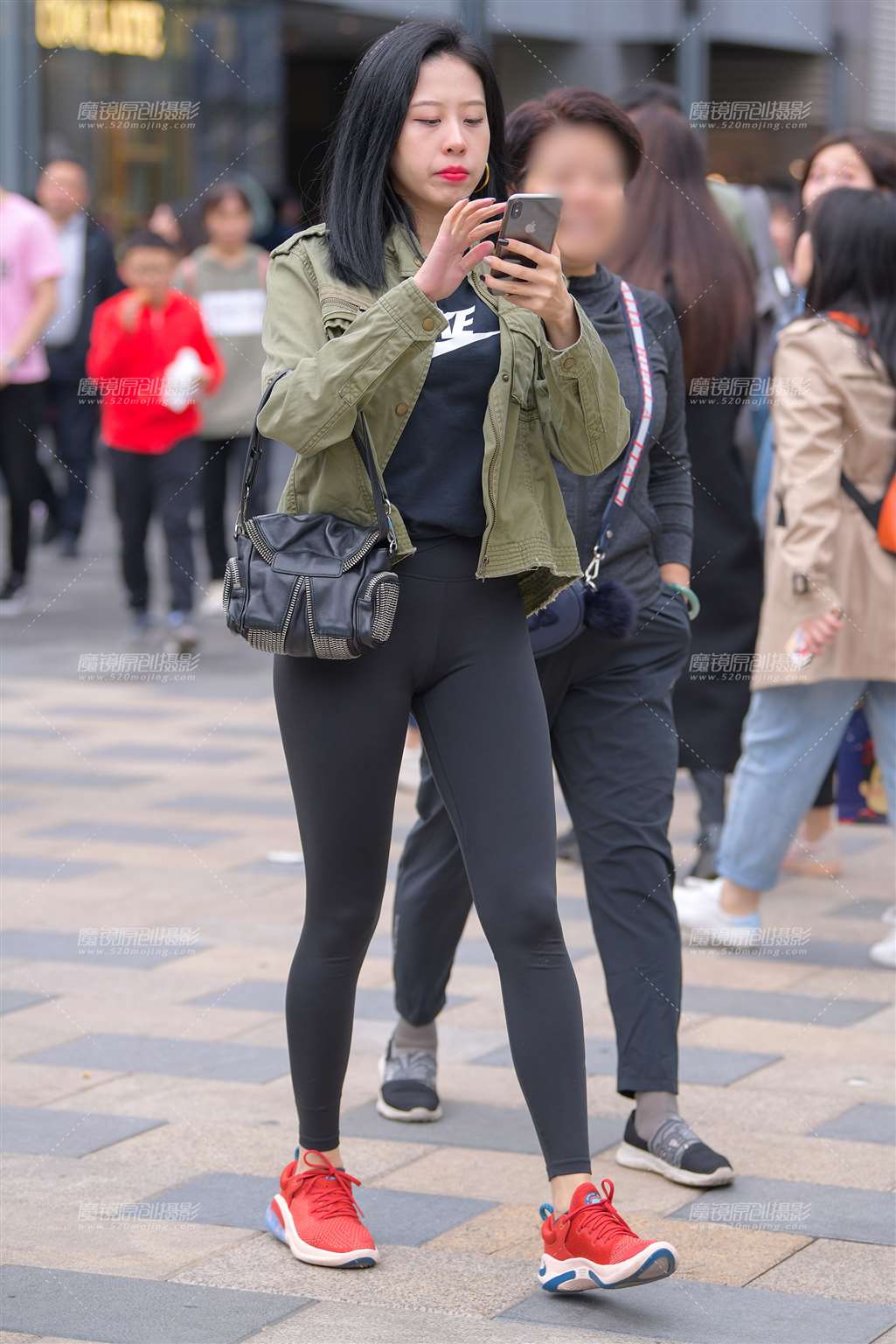 图片[1]-【街拍之魂赛帖】性感黑色紧身-街拍流行馆