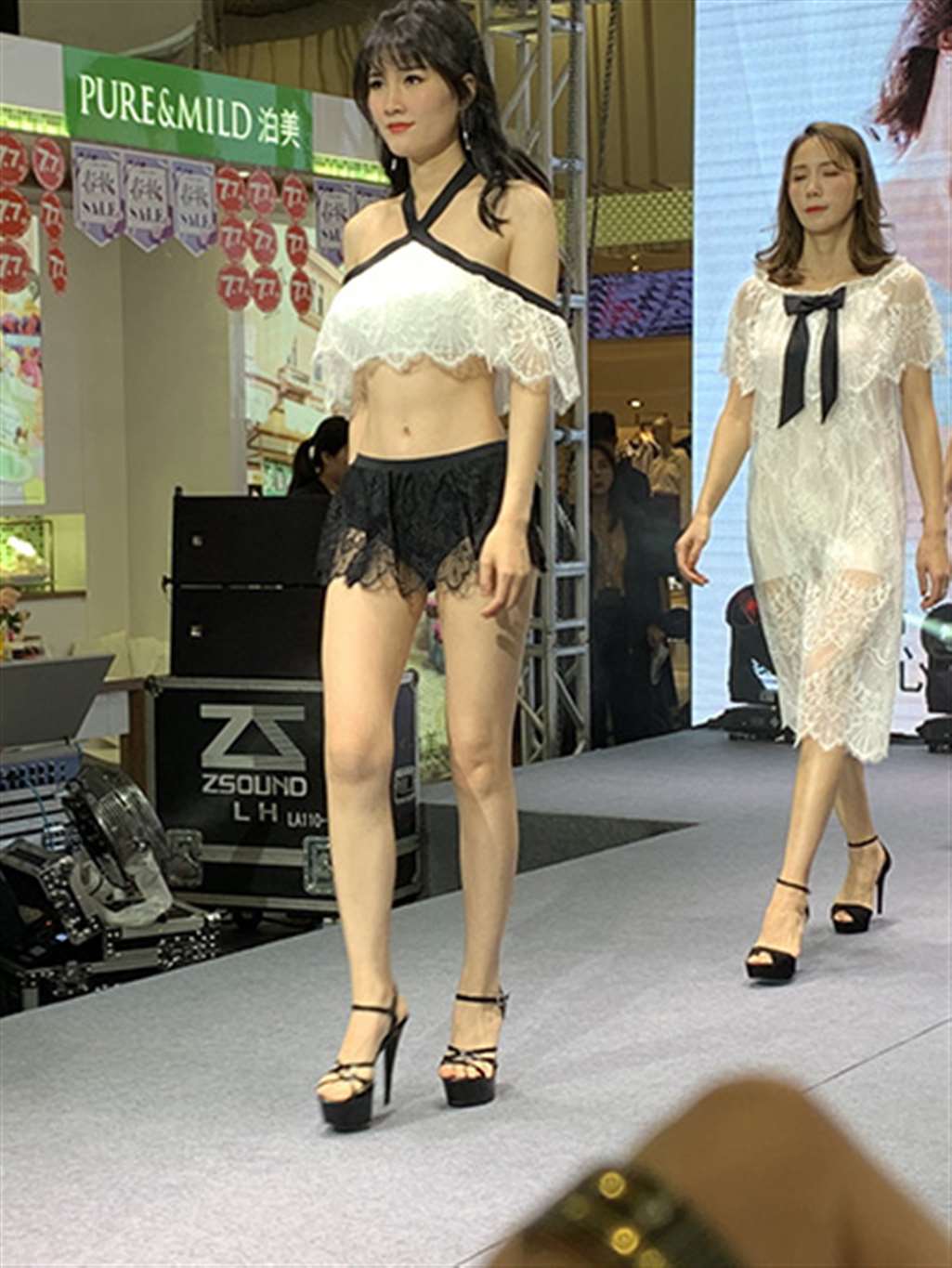 图片[3]-【视觉冲击赛贴】苗条而丰满的内衣美女-街拍流行馆