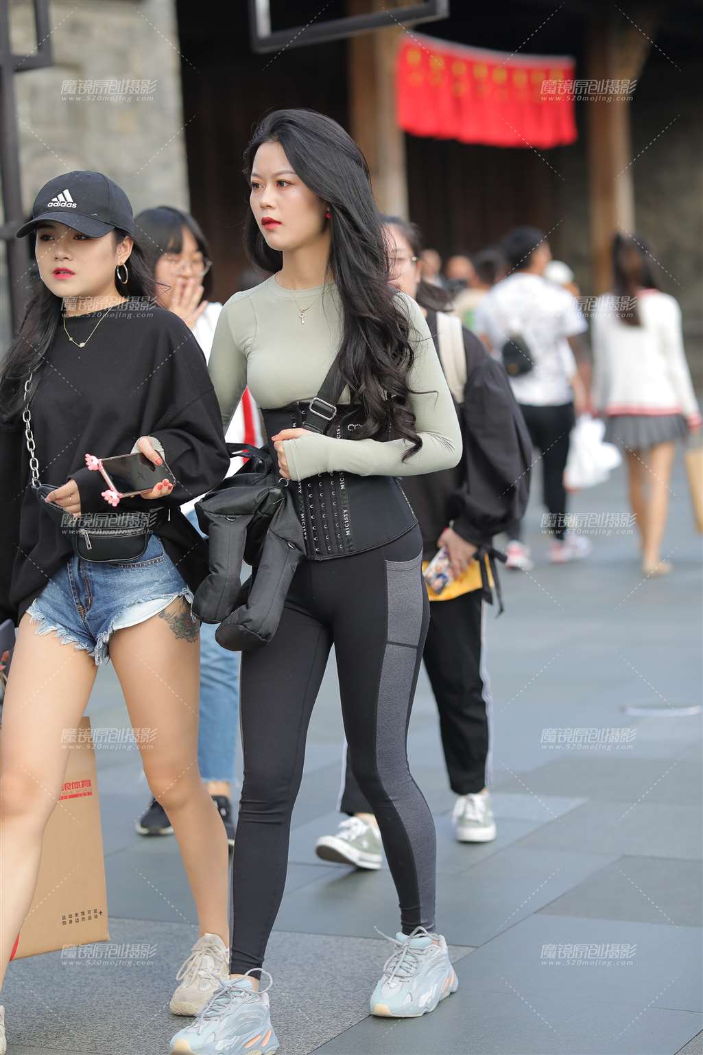 图片[1]-【凯恩赛贴】束腰美眉-街拍流行馆