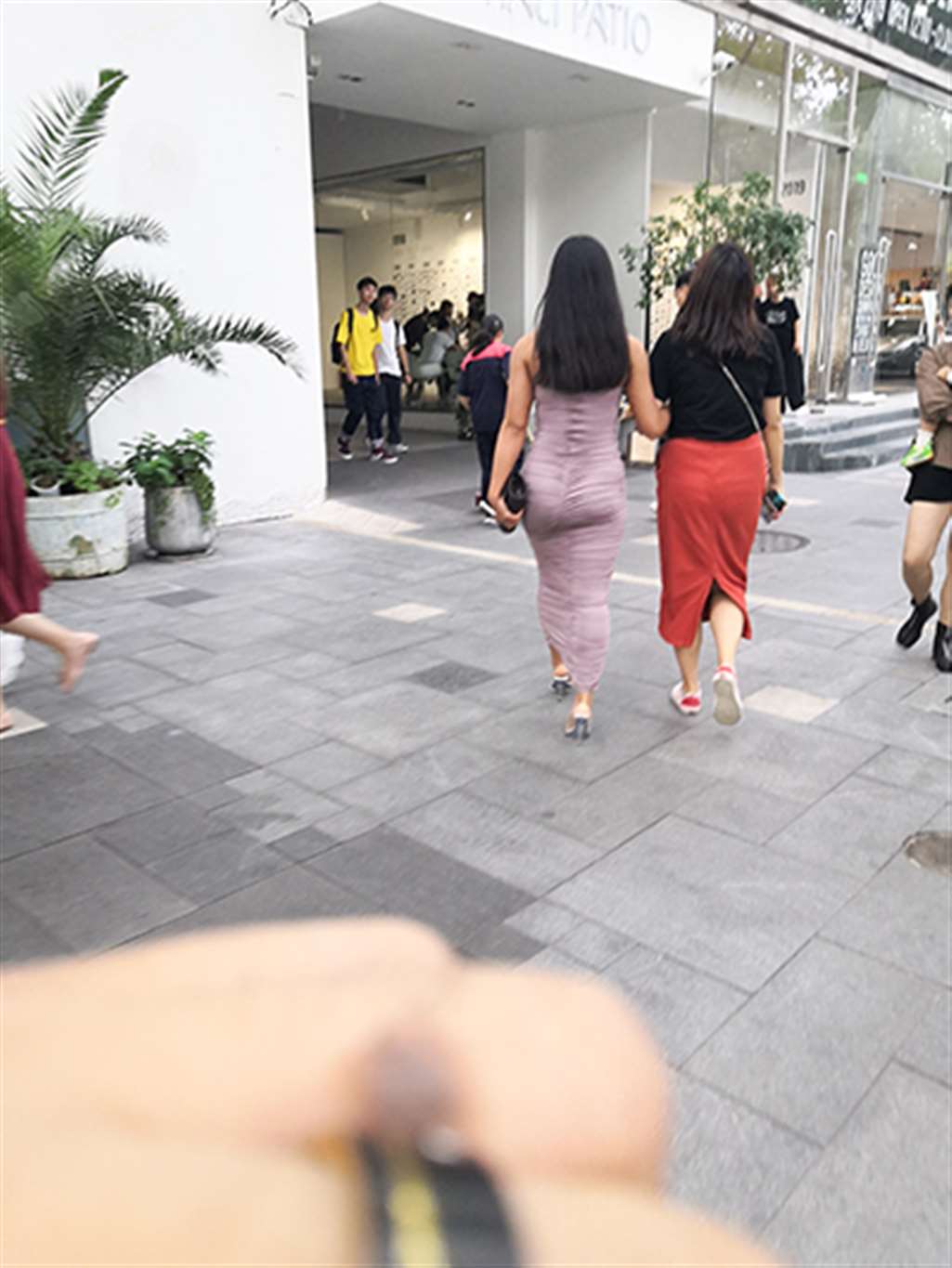 图片[2]-【赛德克赛帖】身材傲人的包臀裙女郎-街拍流行馆