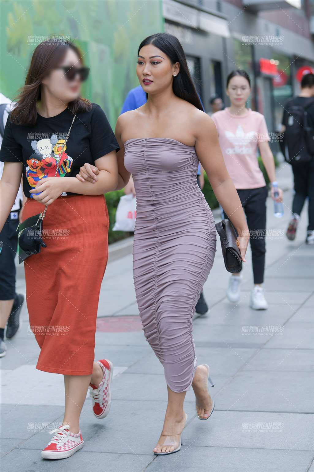 图片[3]-【赛德克赛帖】身材傲人的包臀裙女郎-街拍流行馆