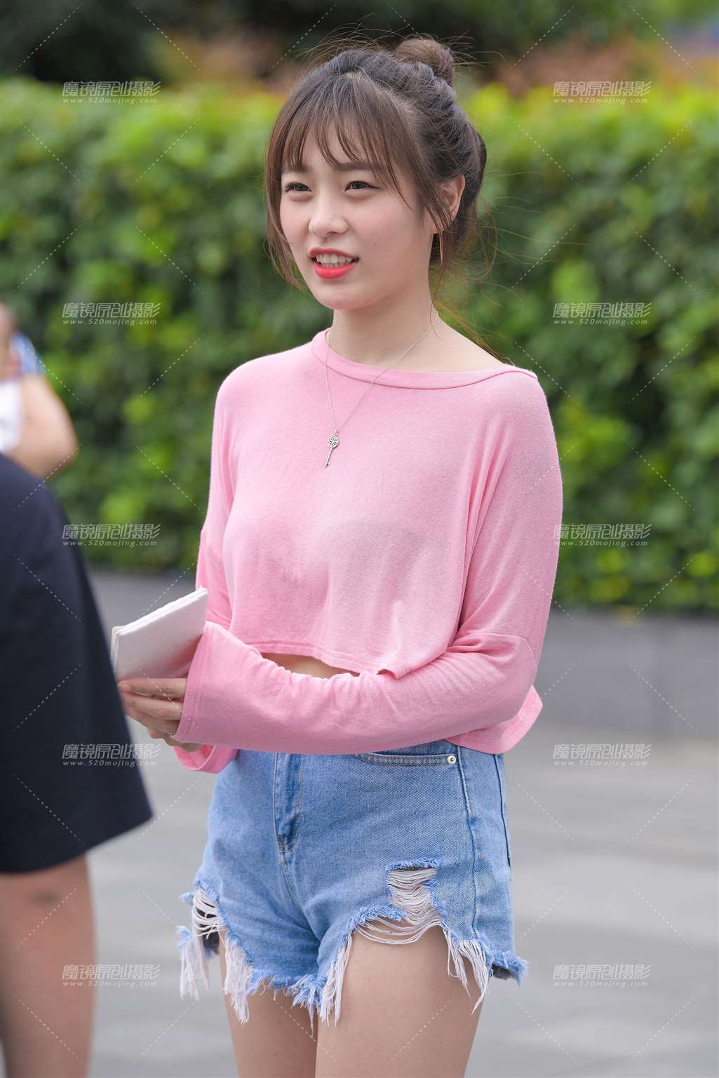 图片[1]-热裤大白腿，清甜美眉-街拍流行馆