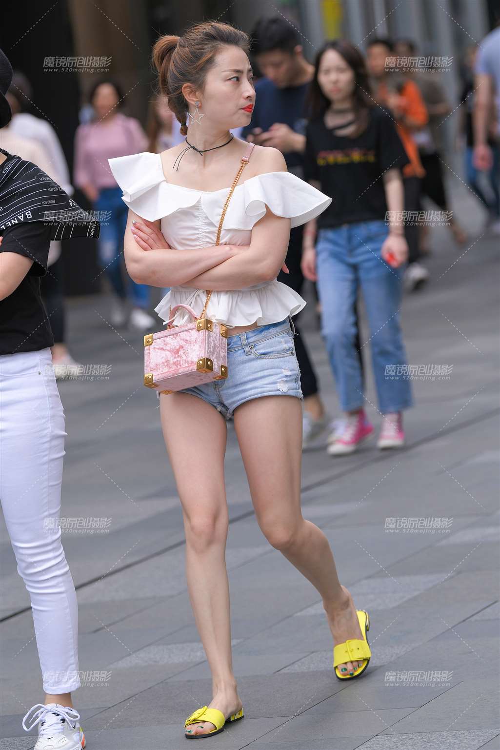 图片[1]-性感热裤大白腿小月牙-街拍流行馆