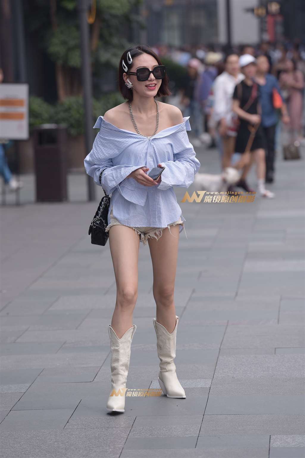 图片[1]-衬衫热裤美女-街拍流行馆
