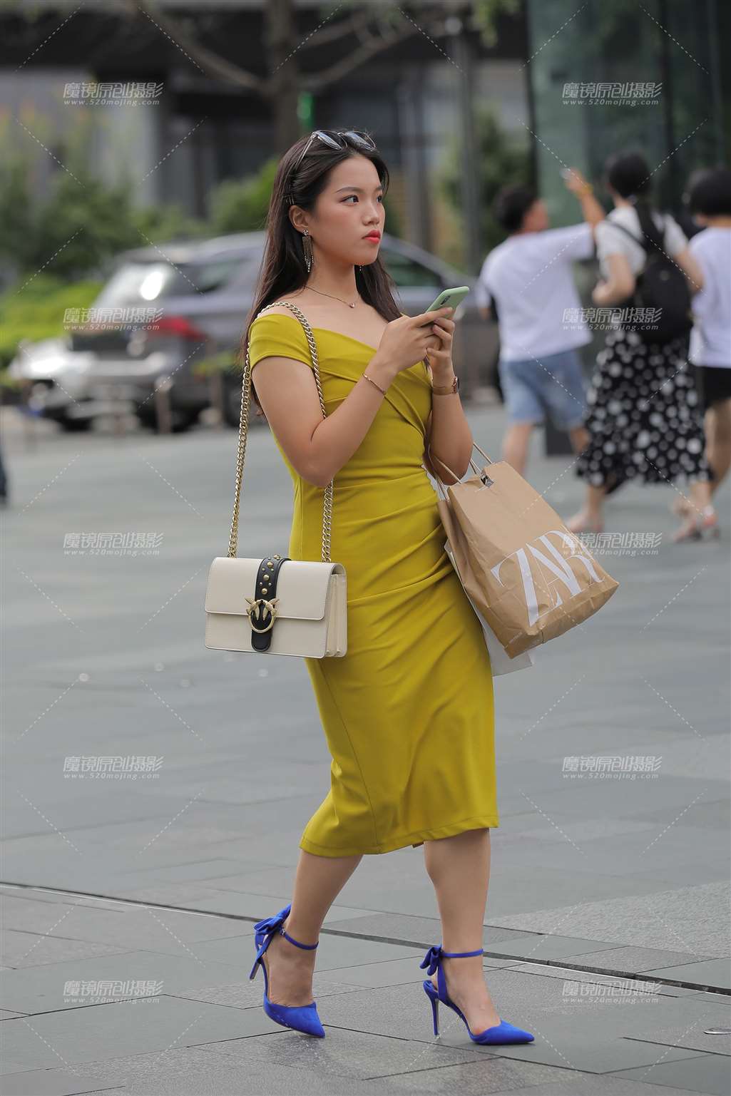 图片[1]-饱满的甜美女孩-街拍流行馆