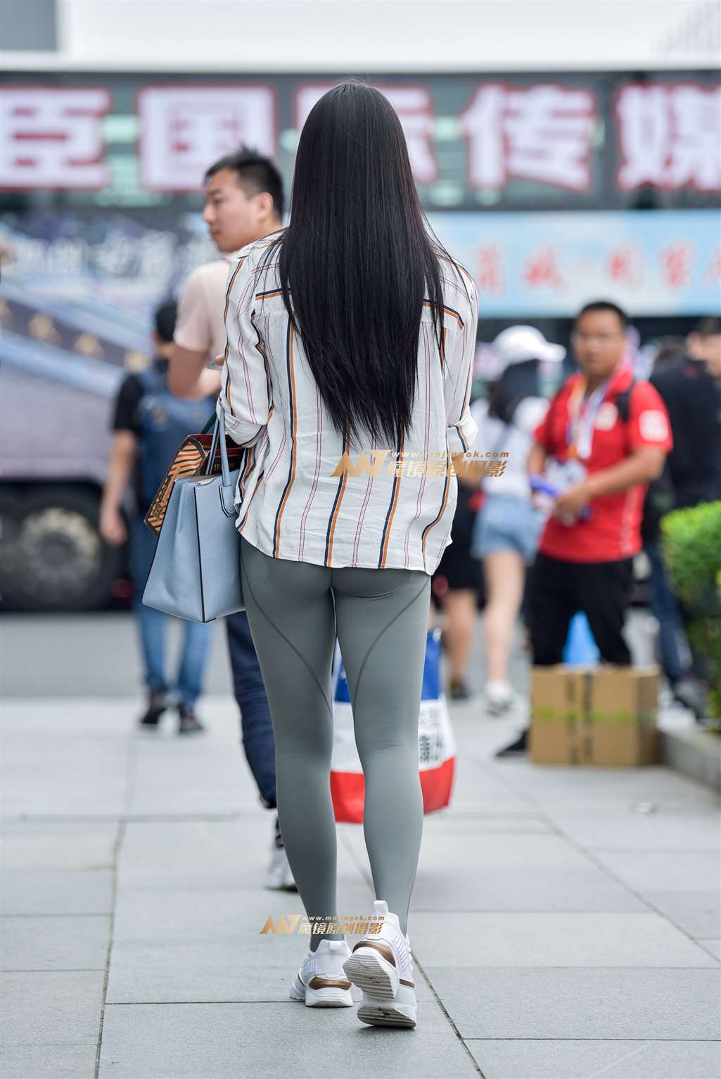 图片[4]-甜美的笑容 远去的背影-街拍流行馆