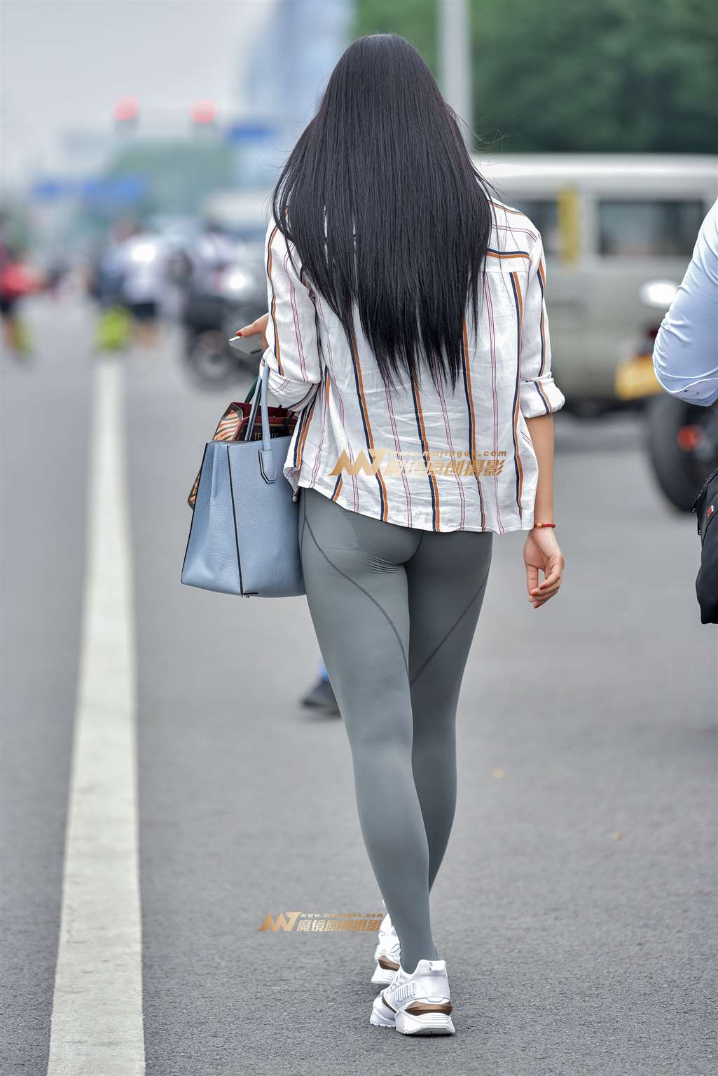 图片[2]-甜美的笑容 远去的背影-街拍流行馆