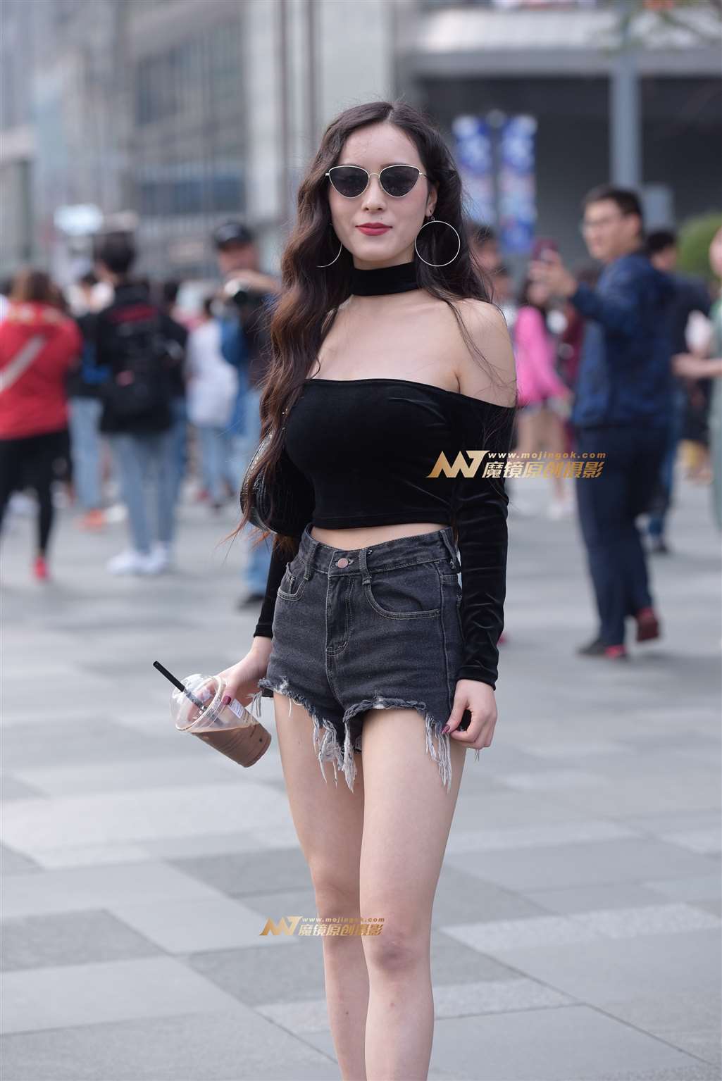 图片[1]-热裤长腿美女-街拍流行馆