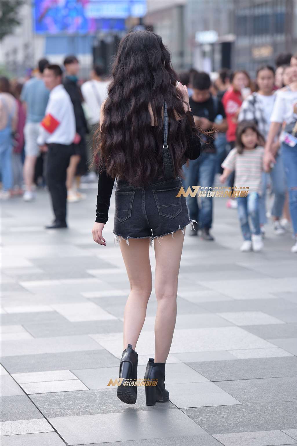 图片[2]-热裤长腿美女-街拍流行馆