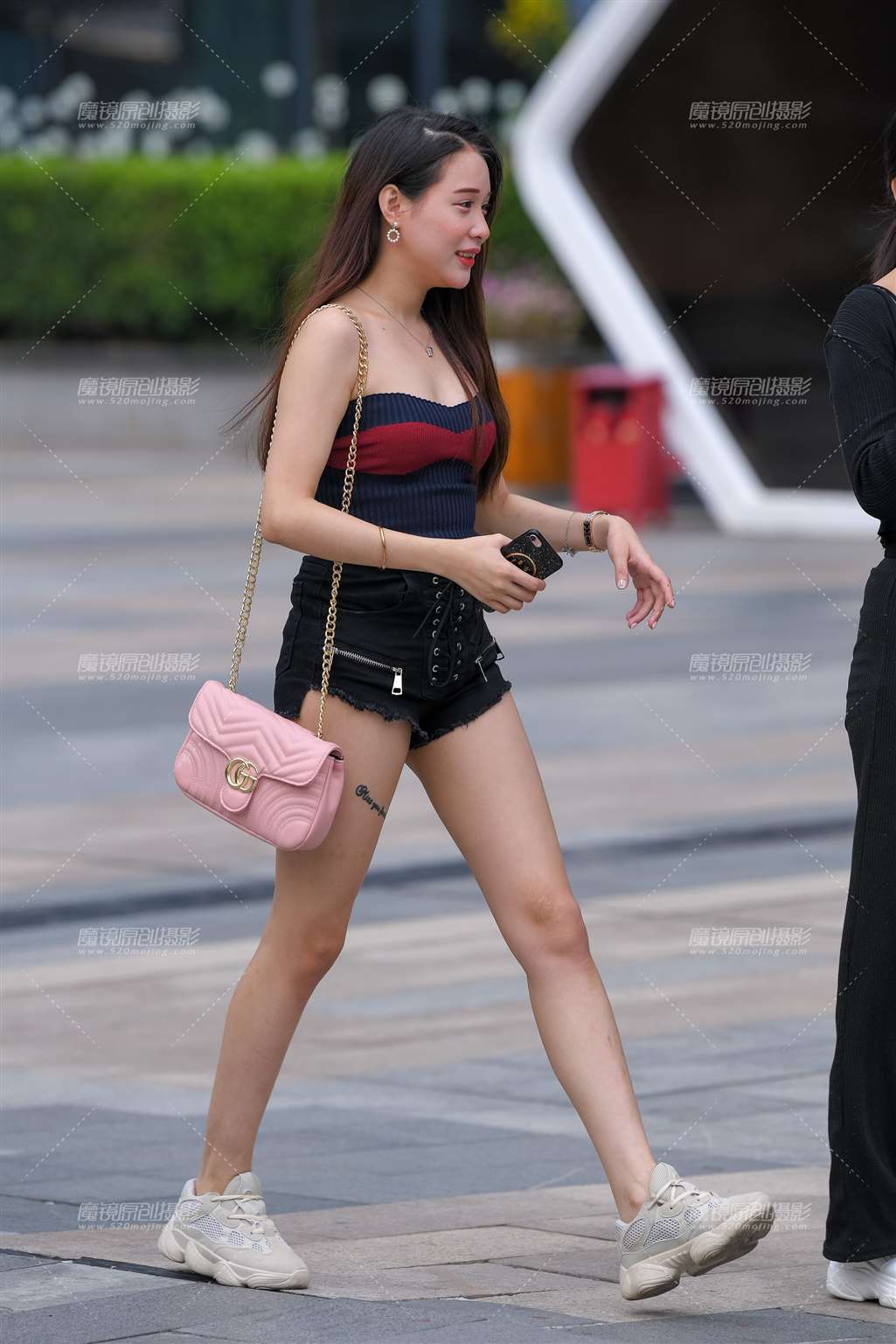 图片[1]-裹胸热裤美腿-街拍流行馆