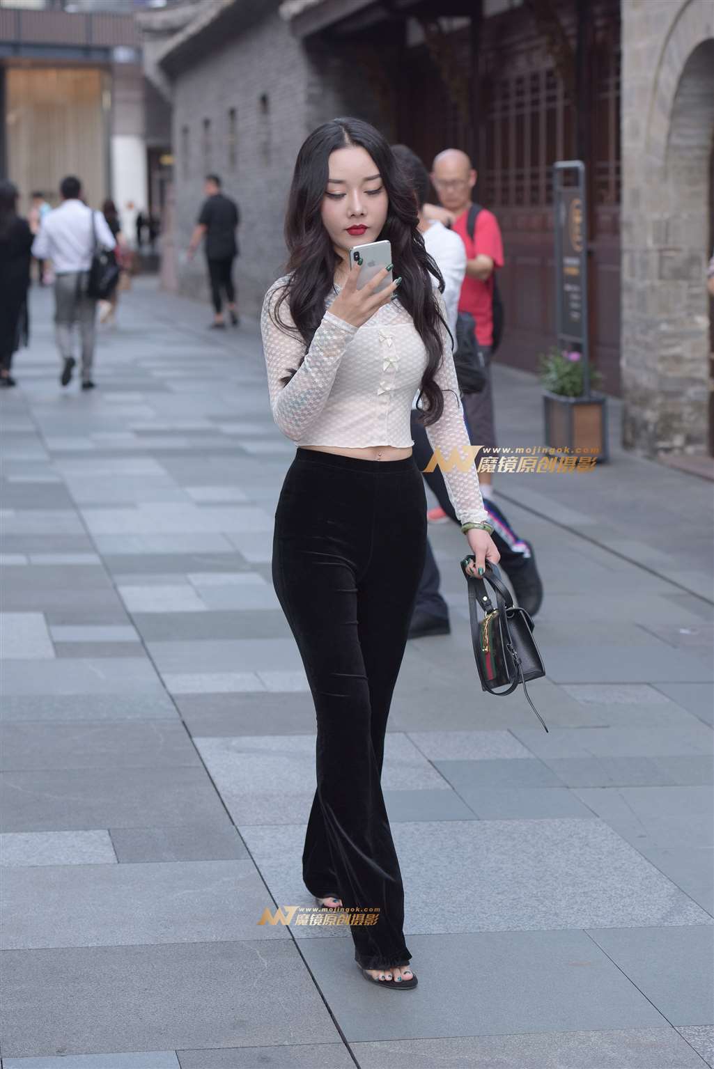 图片[3]-玩手机美女-街拍流行馆
