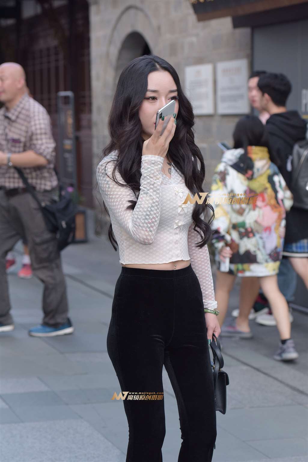 图片[4]-玩手机美女-街拍流行馆
