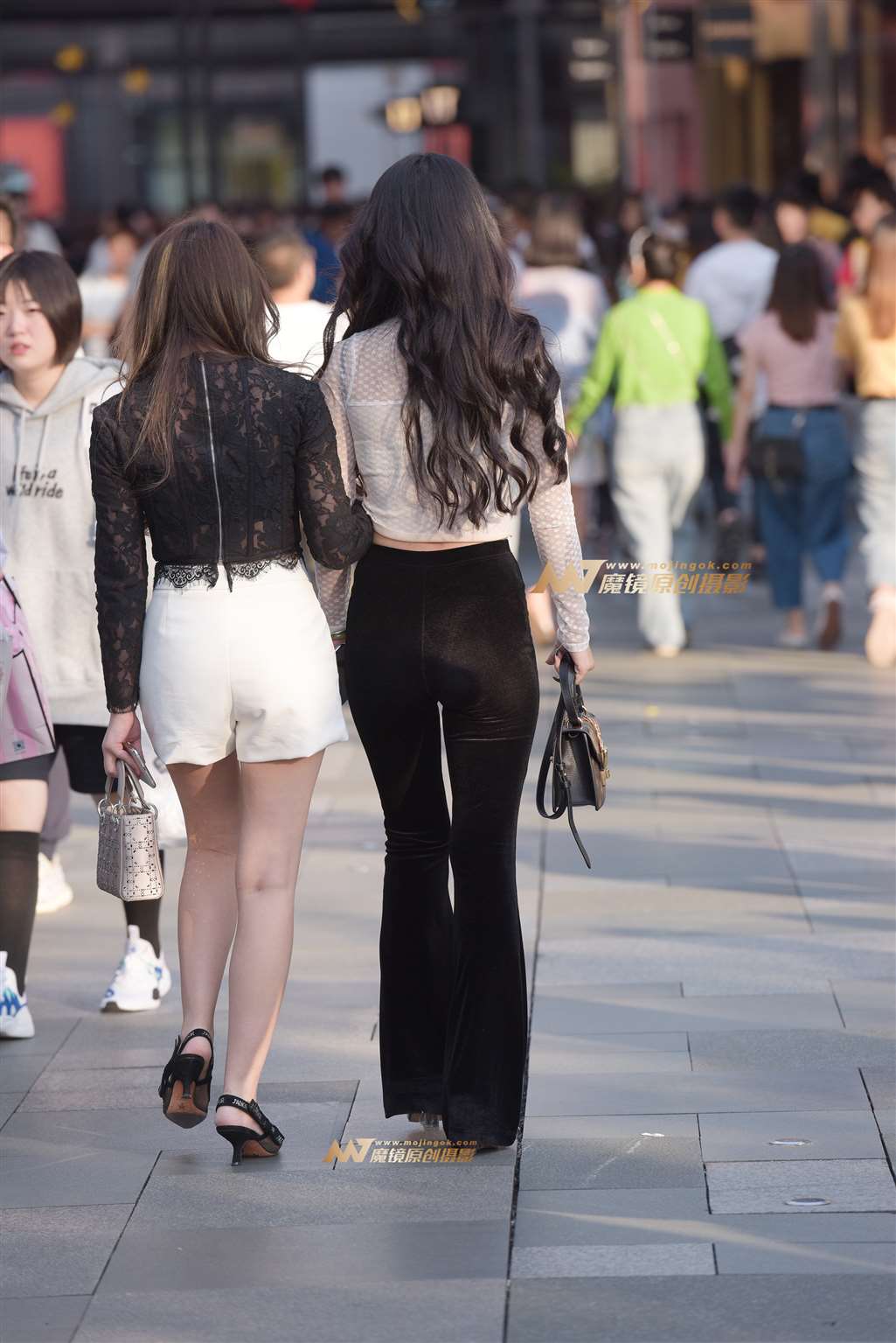 图片[2]-玩手机美女-街拍流行馆