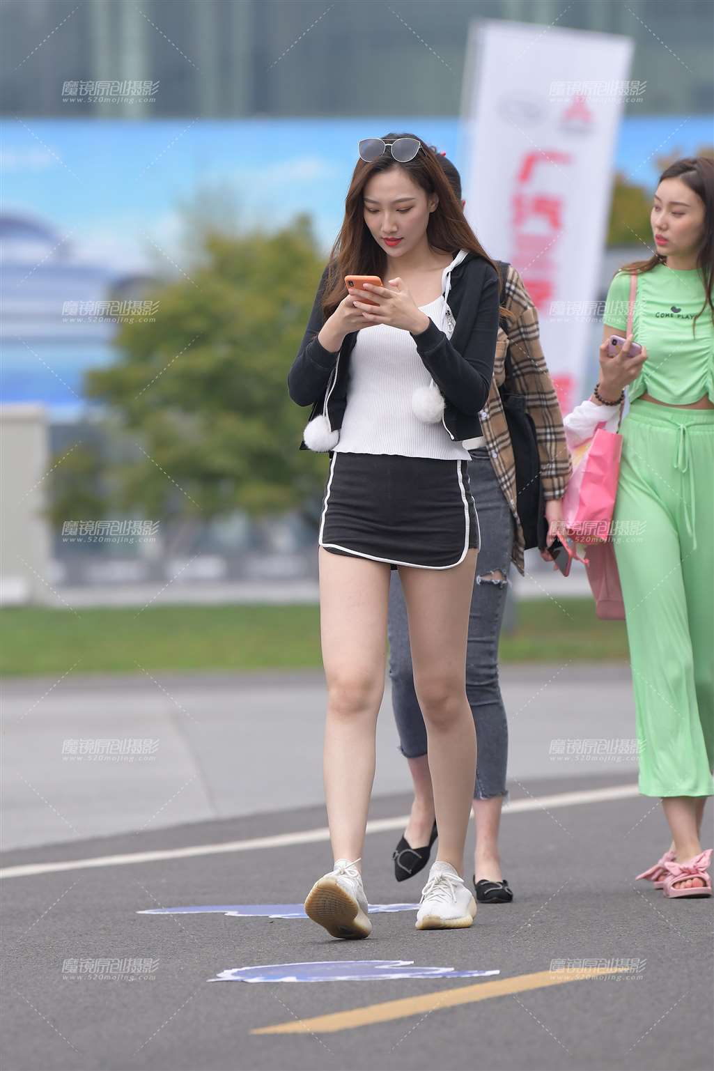 图片[1]-迷你超短裙，大白腿，我爱了~-街拍流行馆