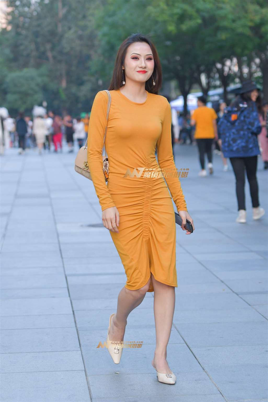 图片[4]-妖娆包臀裙美女-街拍流行馆