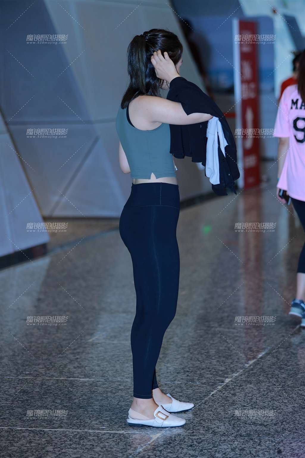 图片[1]-第1523篇紧身美女笑容很甜-街拍流行馆
