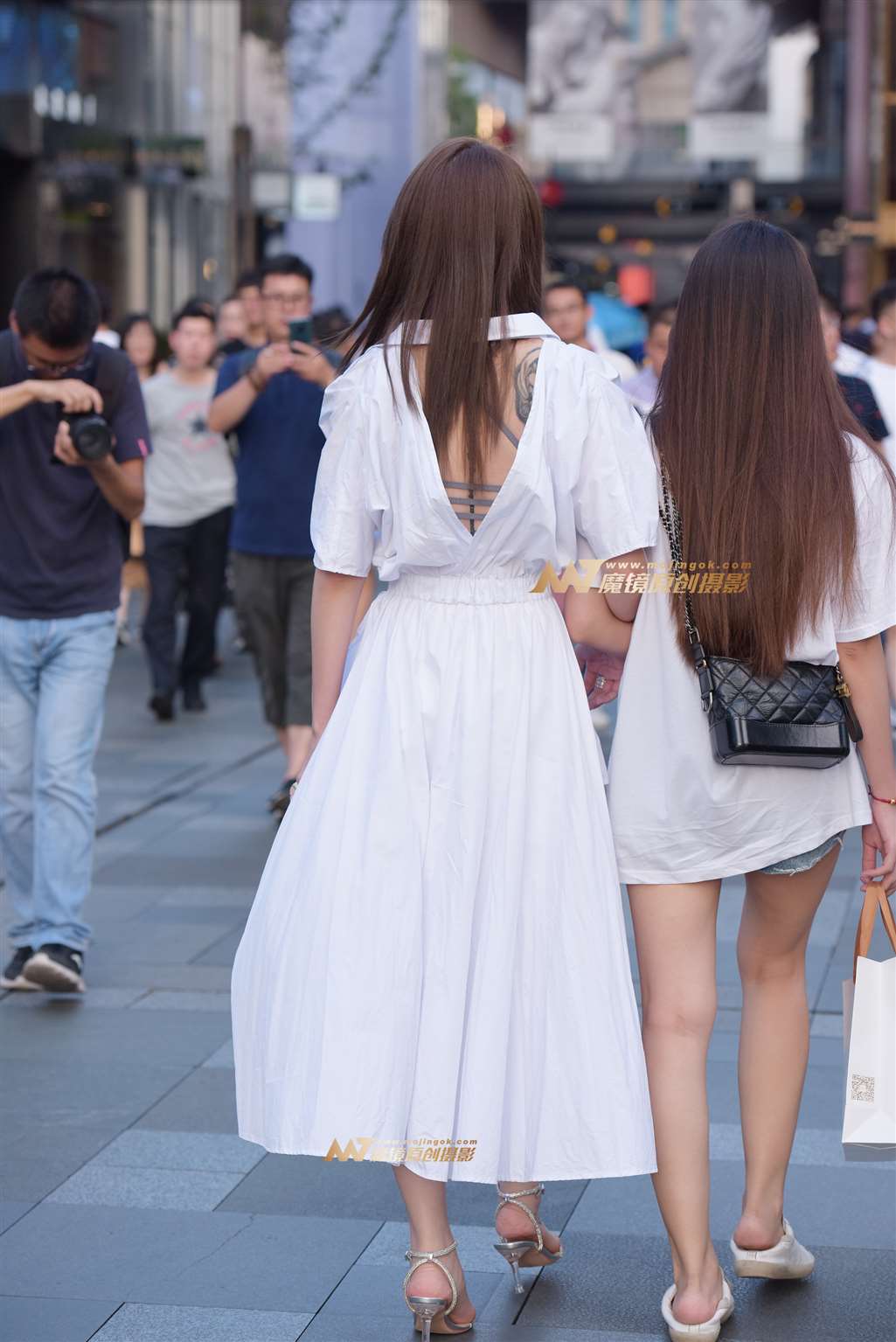 图片[2]-高跟长裙美女-街拍流行馆