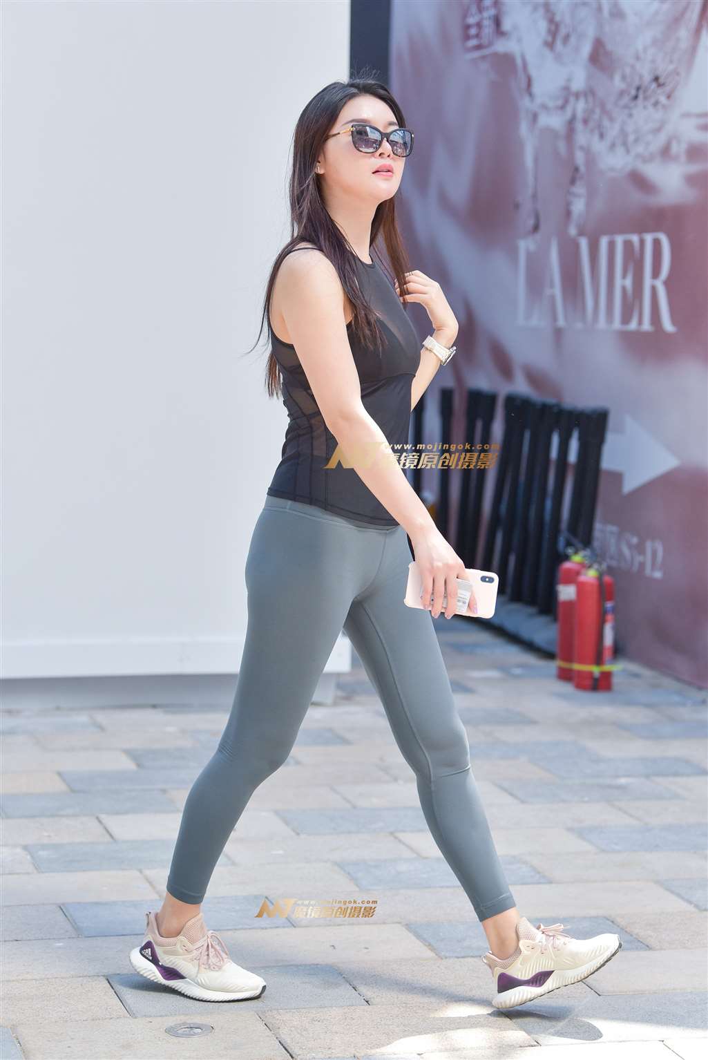 图片[1]-精致紧身瑜珈裤美女-街拍流行馆