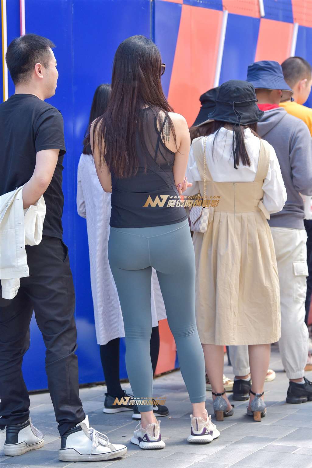 图片[2]-精致紧身瑜珈裤美女-街拍流行馆