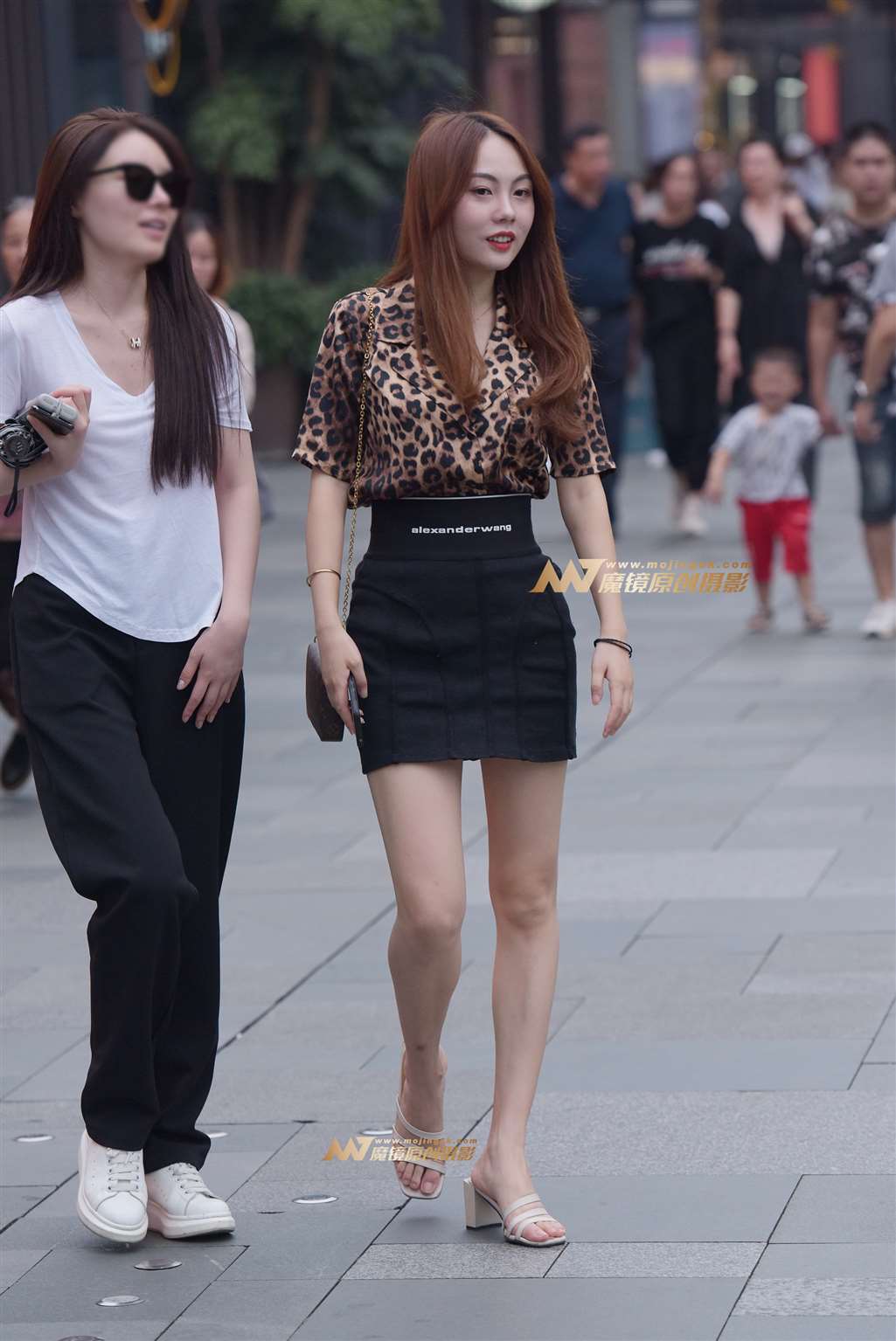 图片[1]-短裙长腿美女-街拍流行馆