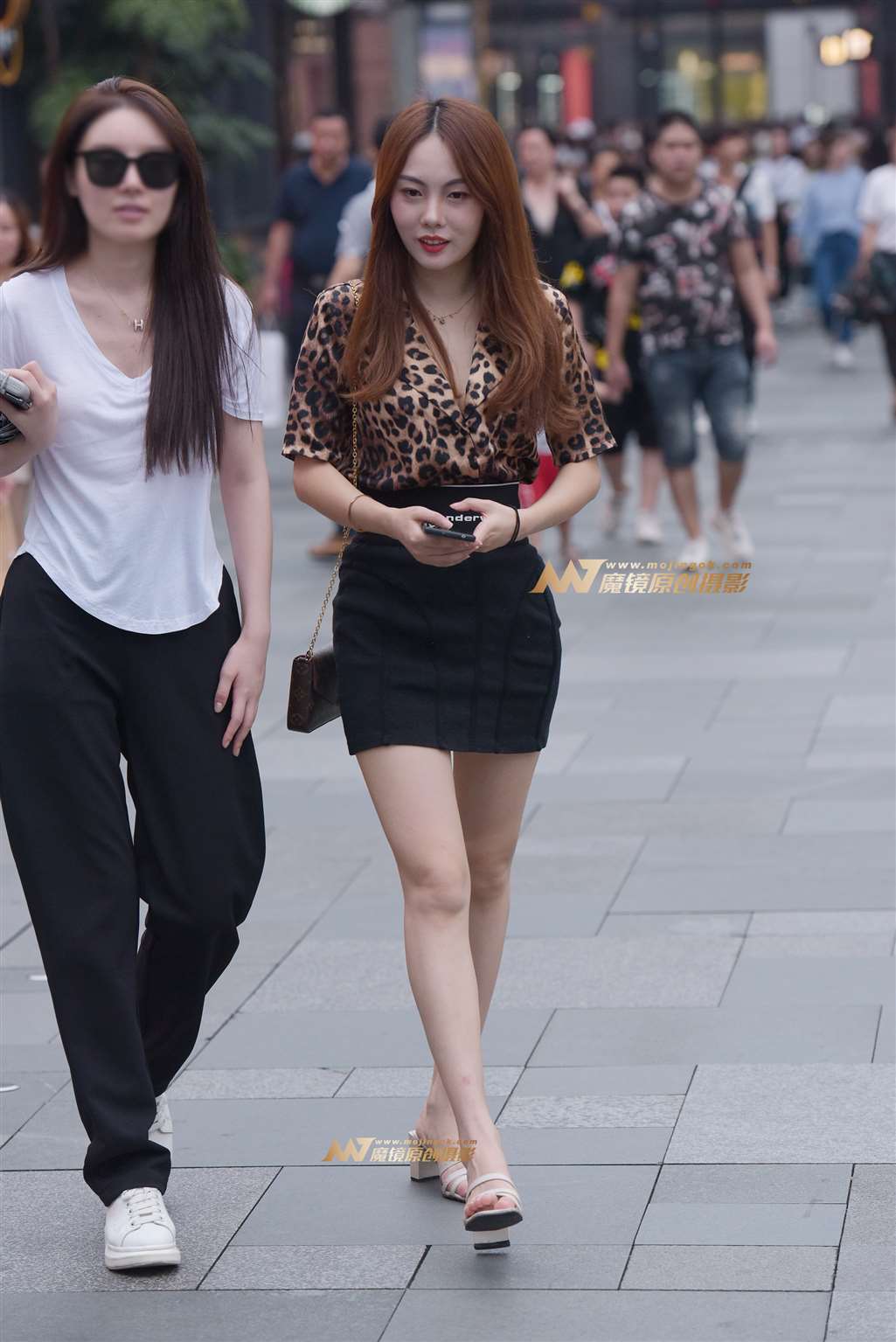 图片[4]-短裙长腿美女-街拍流行馆