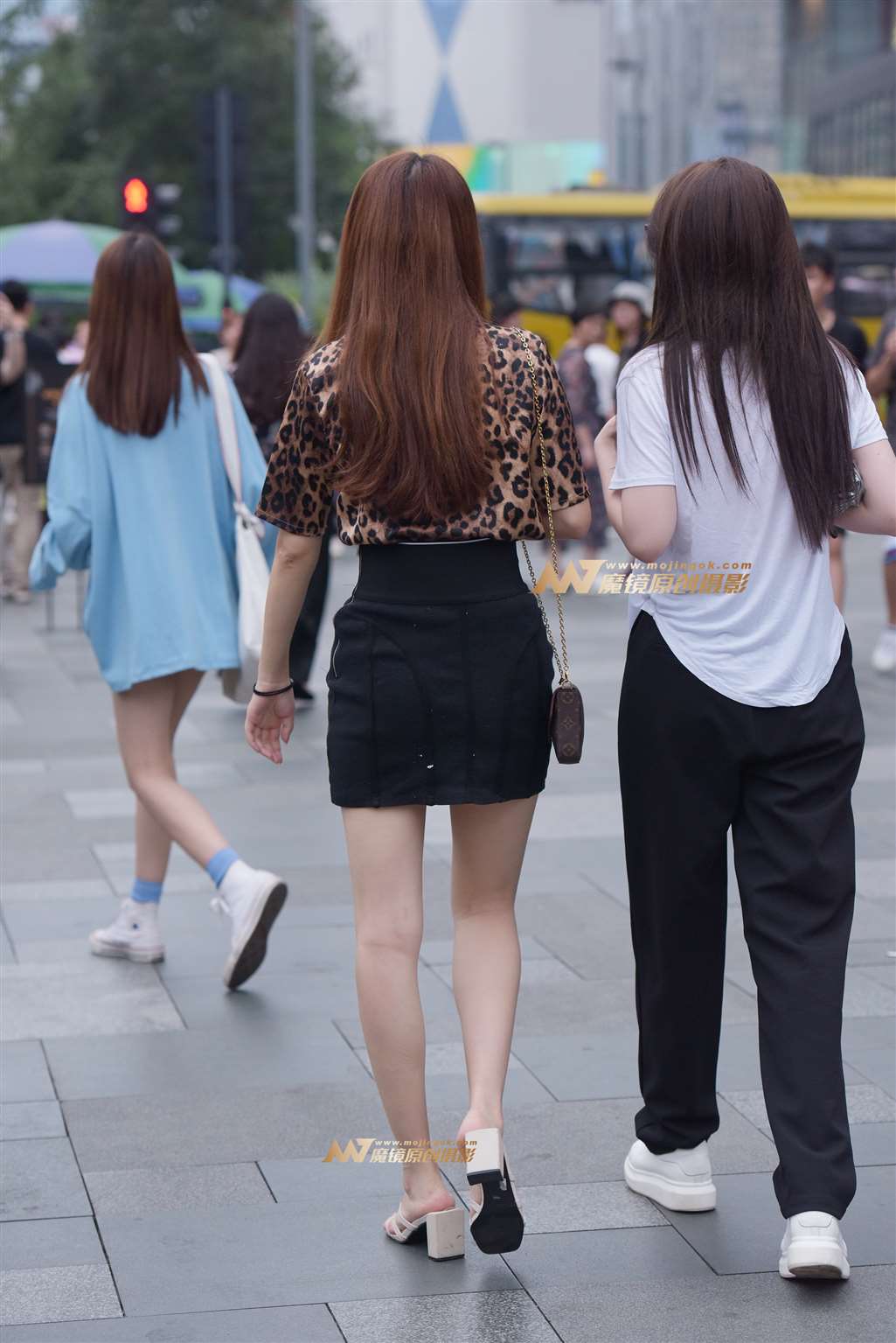 图片[2]-短裙长腿美女-街拍流行馆