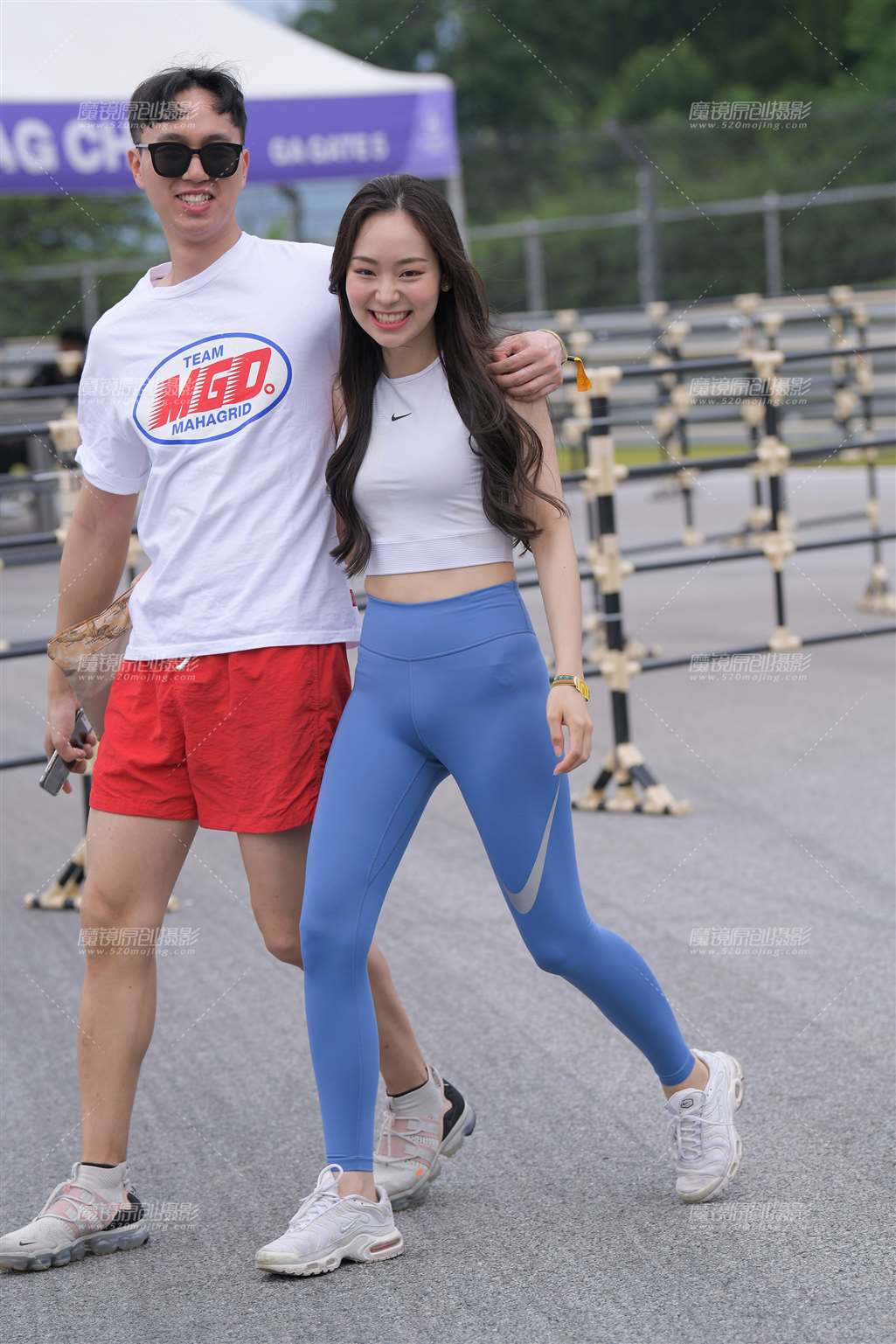 图片[1]-蓝色紧身裤美女-街拍流行馆