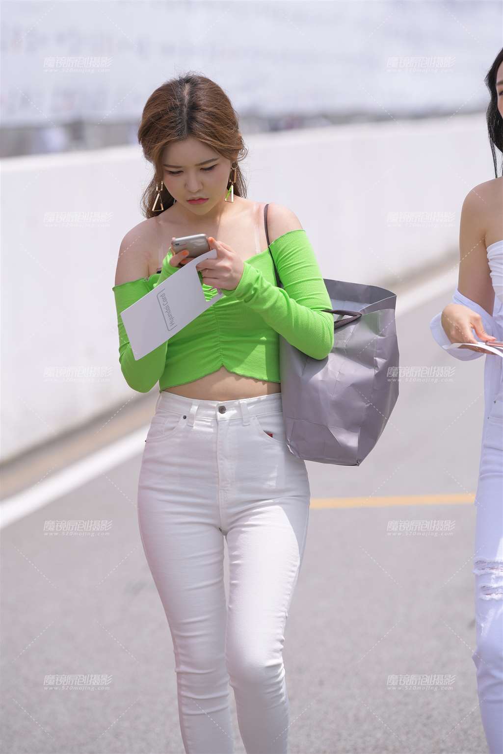 图片[1]-紧身白裤美女-街拍流行馆