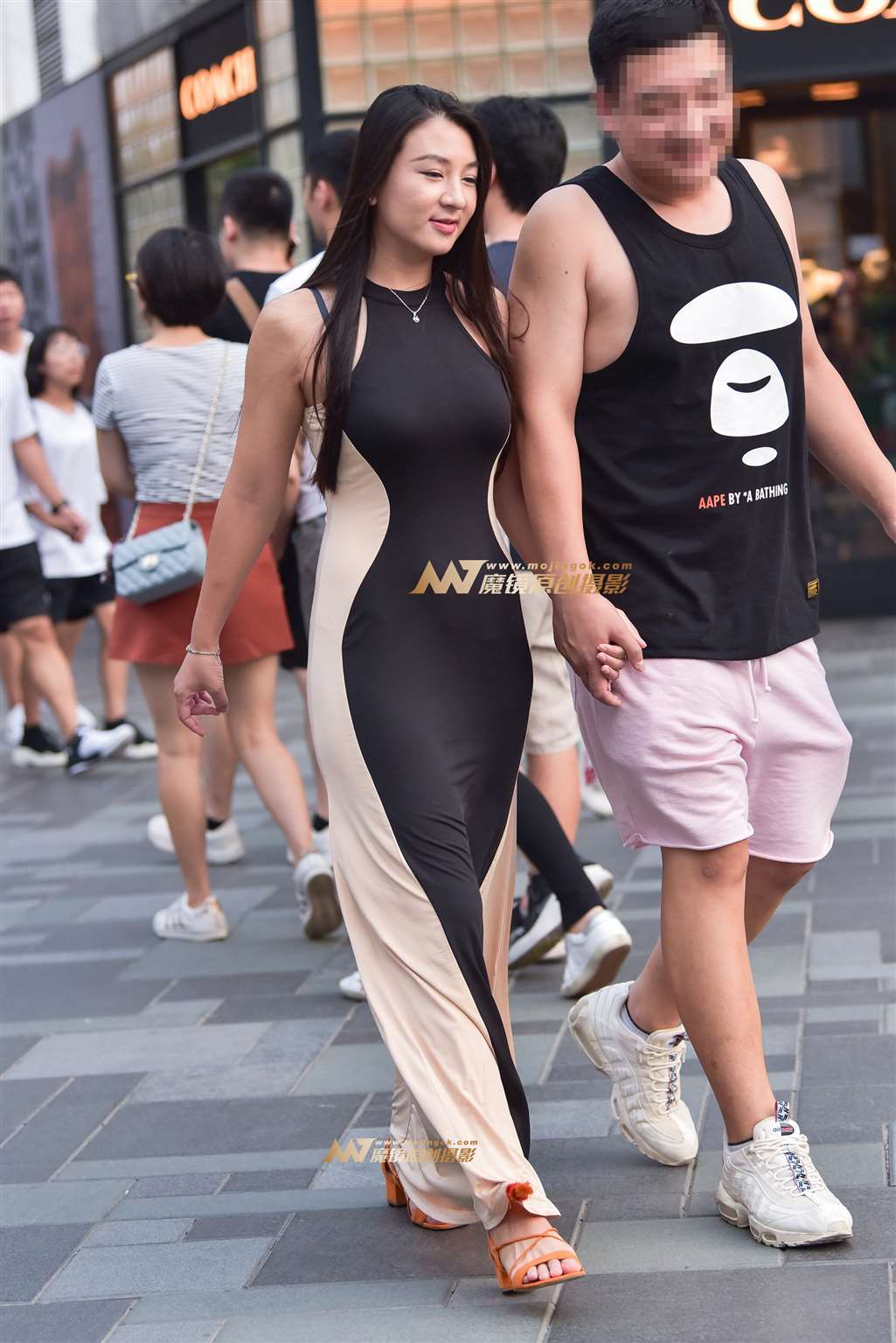 图片[1]-丰满圆润的长裙美妇-街拍流行馆