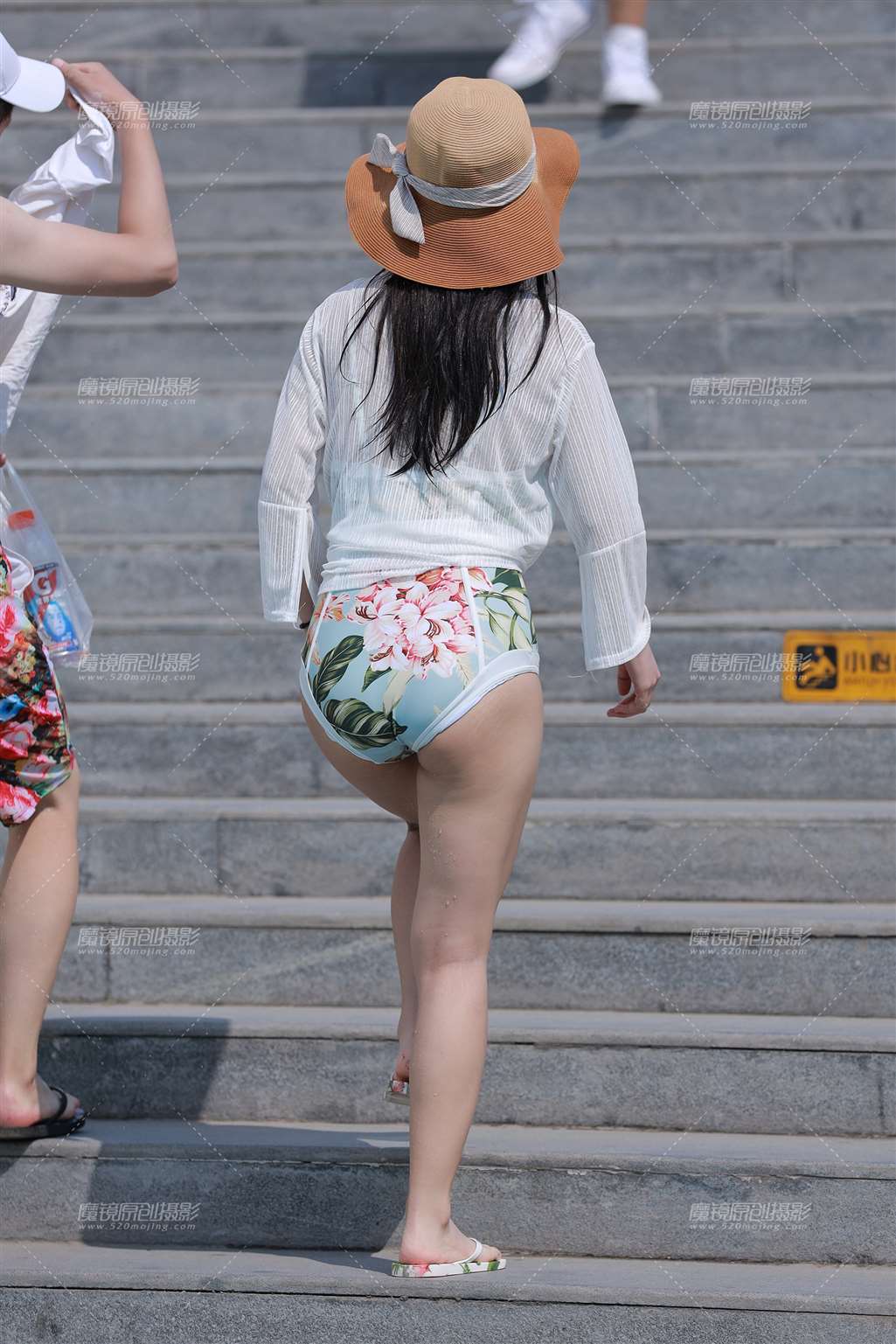 图片[1]-第1529篇幸福的美女朋友-街拍流行馆