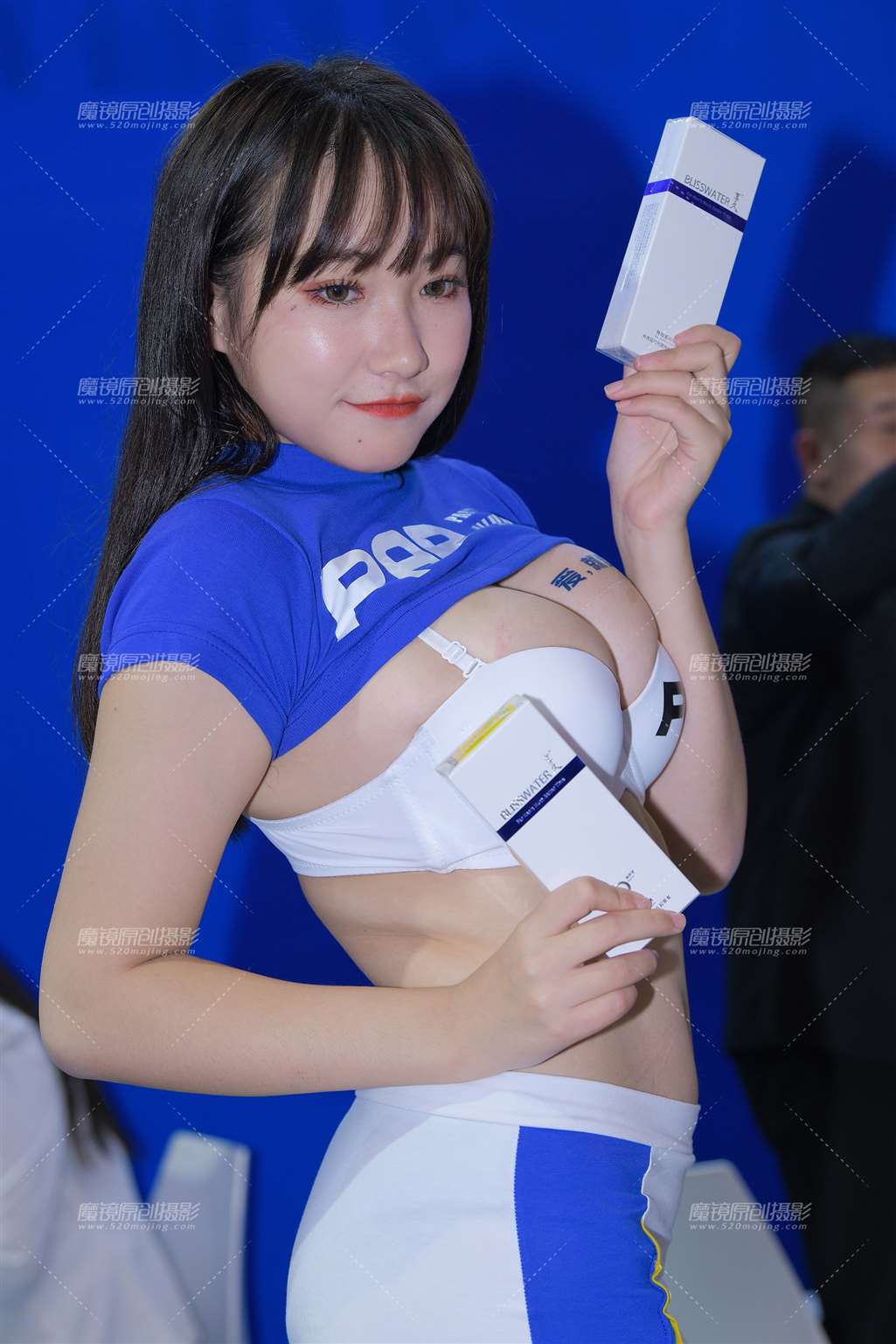 图片[1]-小姐姐她这美胸，不是开玩笑de-街拍流行馆