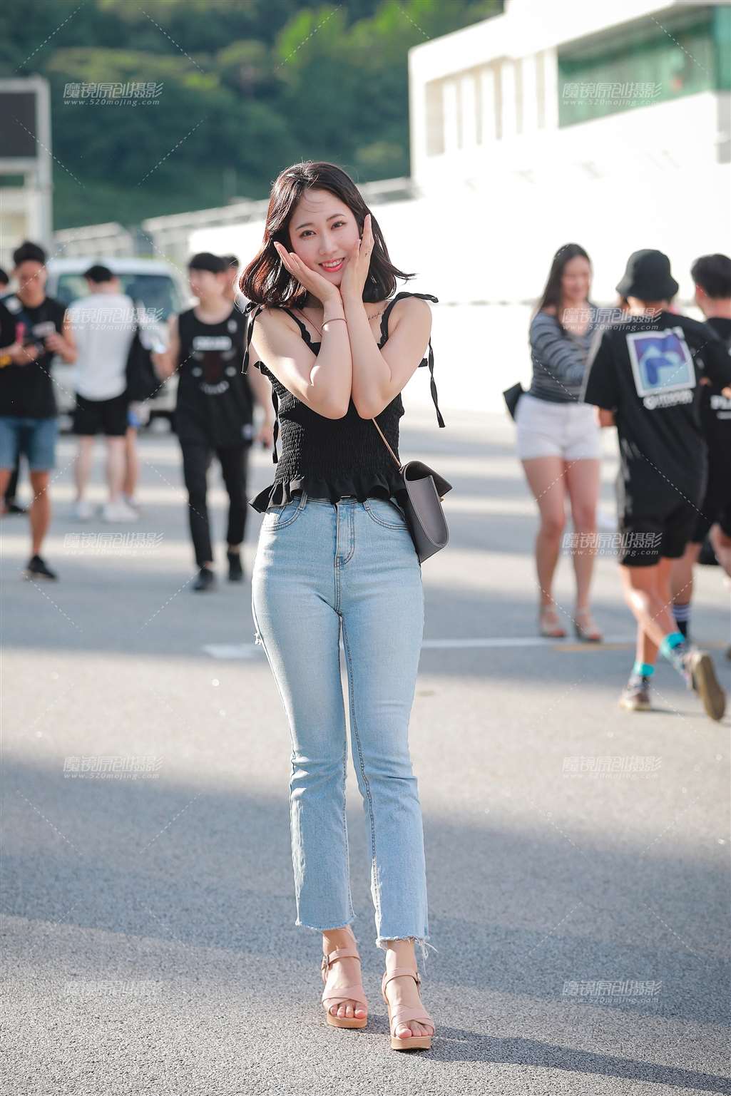 图片[1]-蓝色紧身牛仔裤美女-街拍流行馆