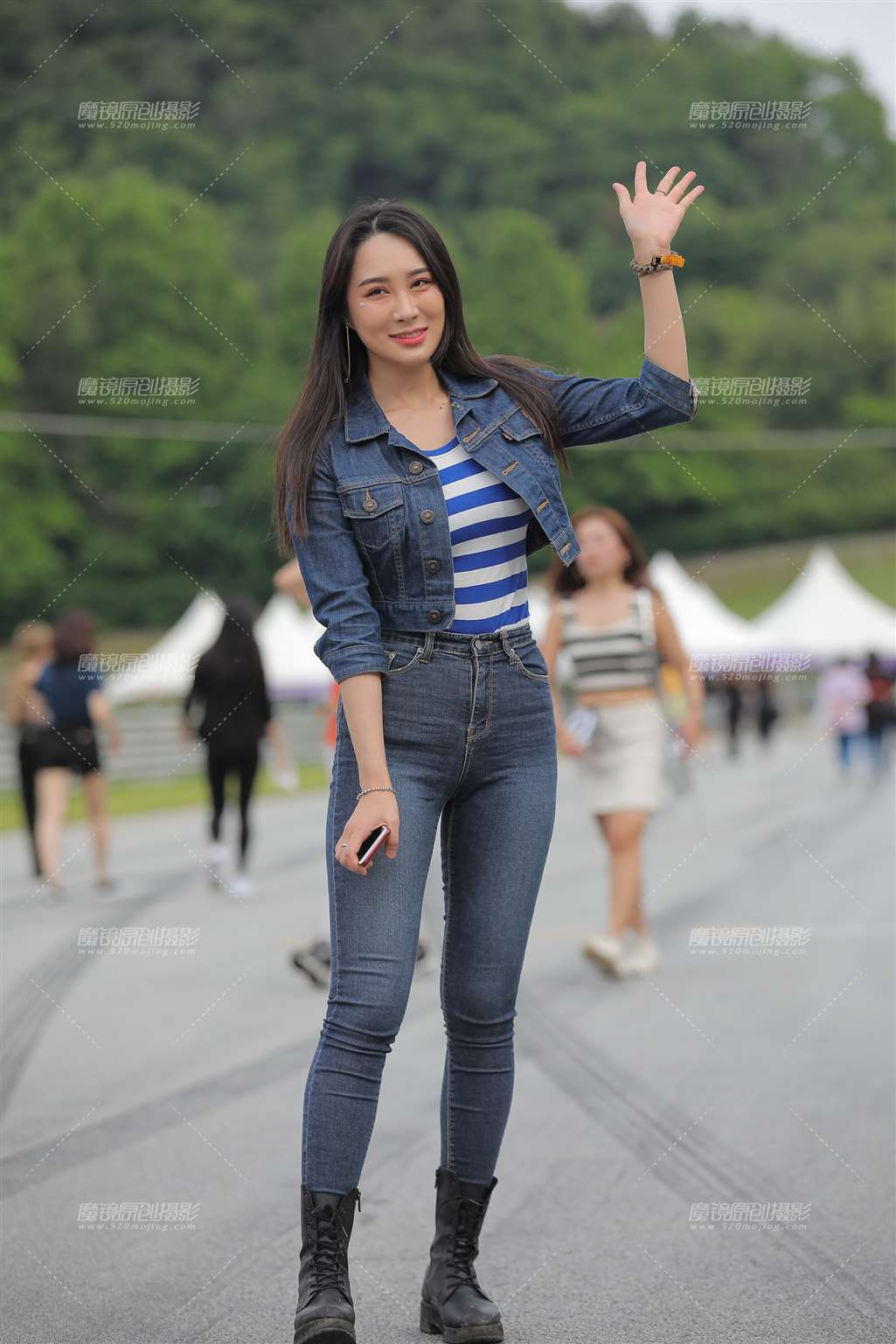图片[1]-高挑甜美紧牛小姐姐-街拍流行馆