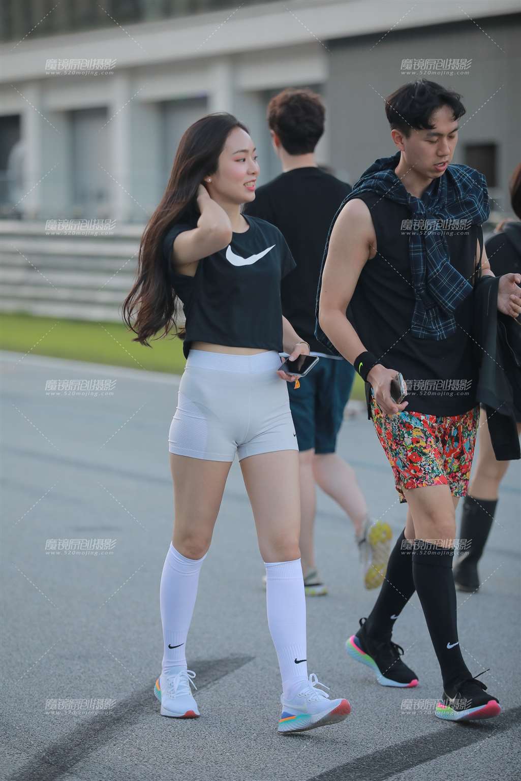 图片[1]-好身材一览无余 这样的气质在街上可不多见-街拍流行馆