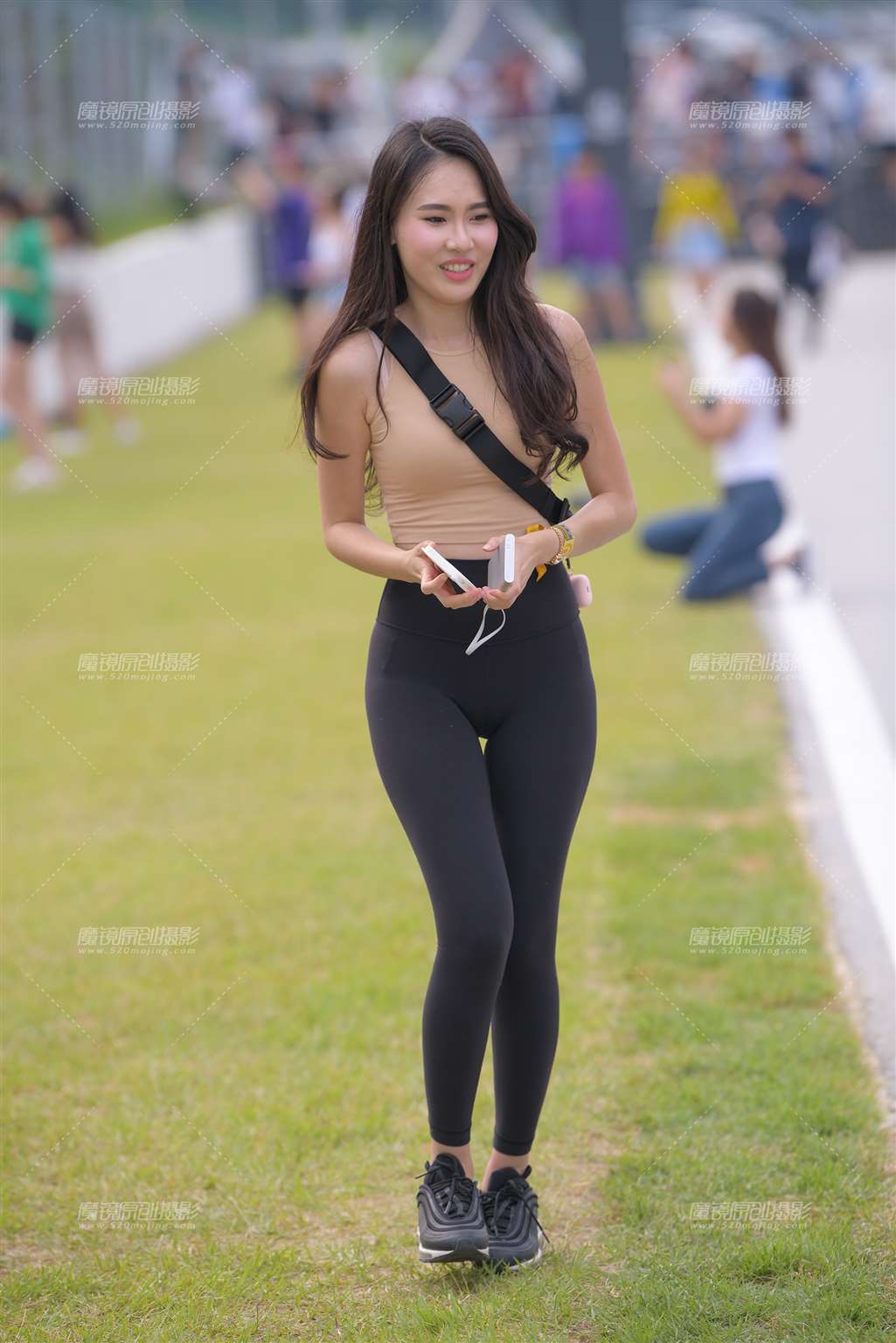图片[1]-黑色瑜伽裤美女-街拍流行馆
