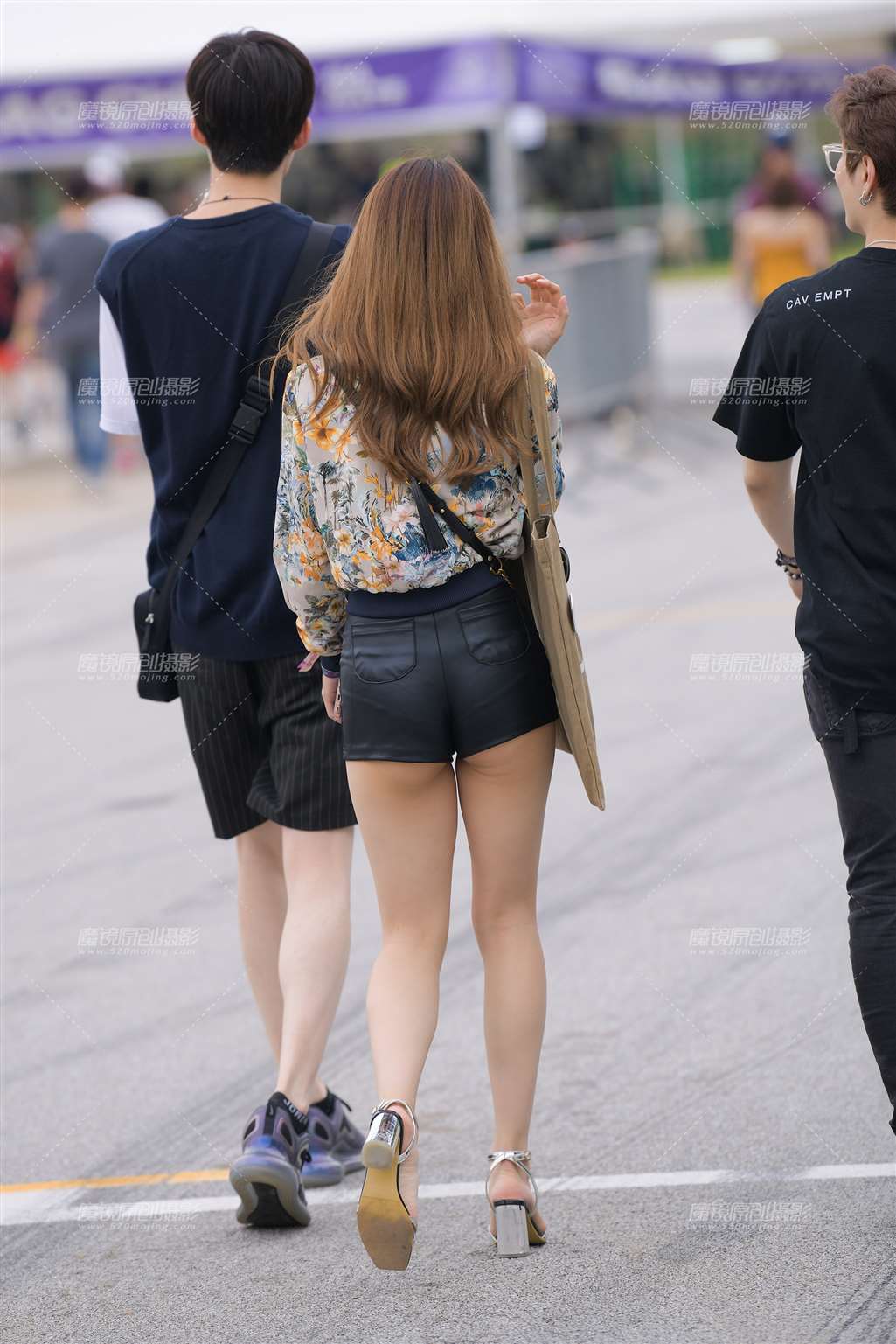 图片[3]-紧身皮热裤美女-街拍流行馆