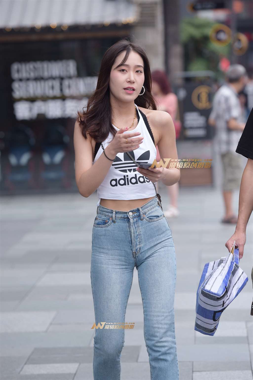 图片[1]-玩手机的美女-街拍流行馆
