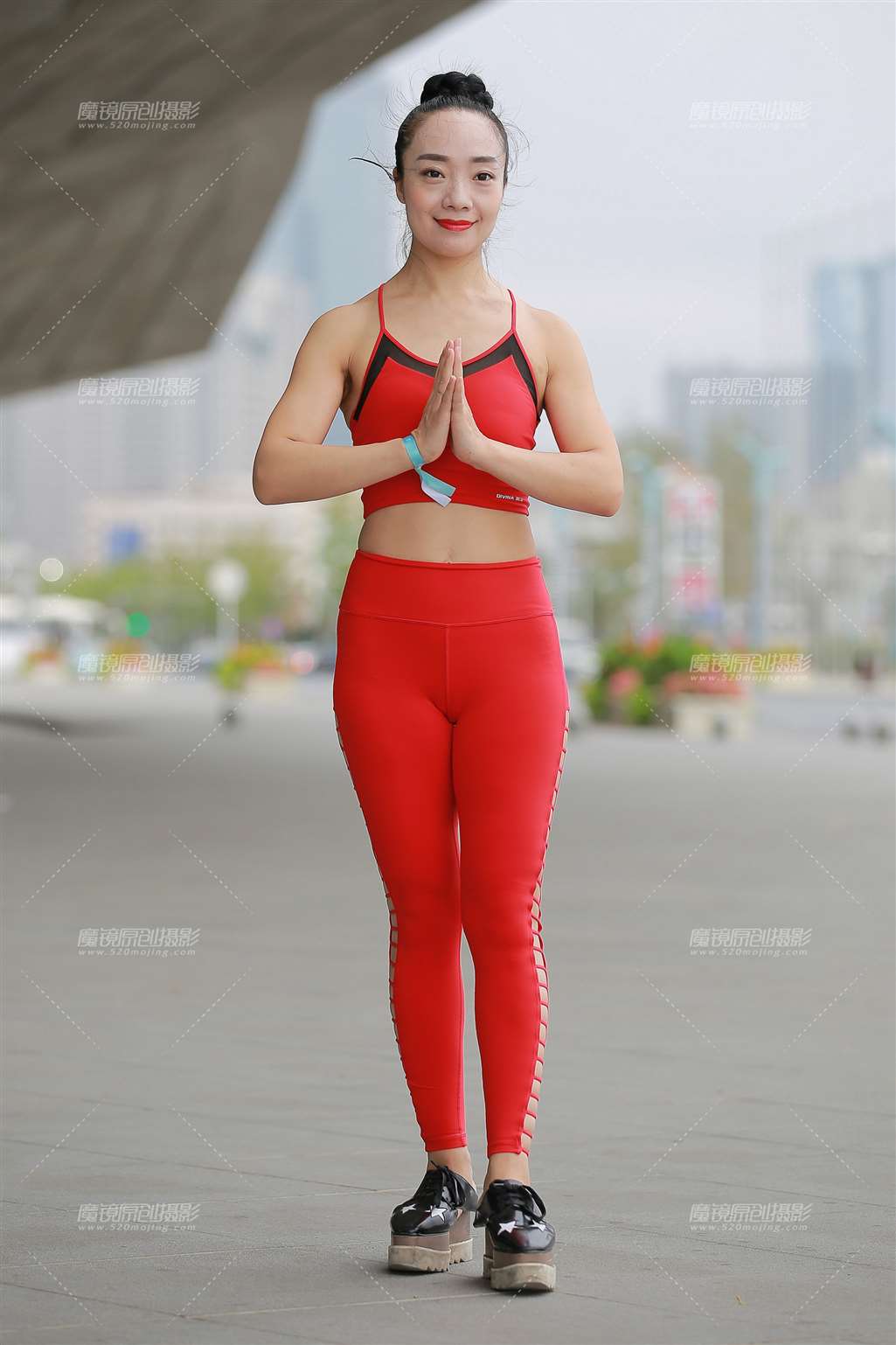 图片[1]-红色瑜伽裤**-街拍流行馆