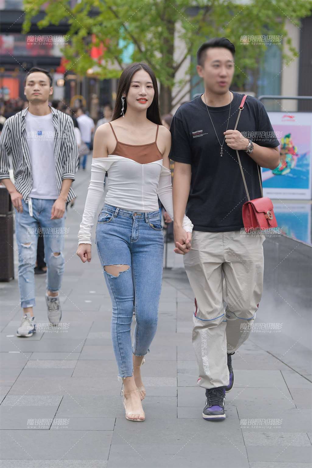 图片[1]-破洞紧牛女友-街拍流行馆